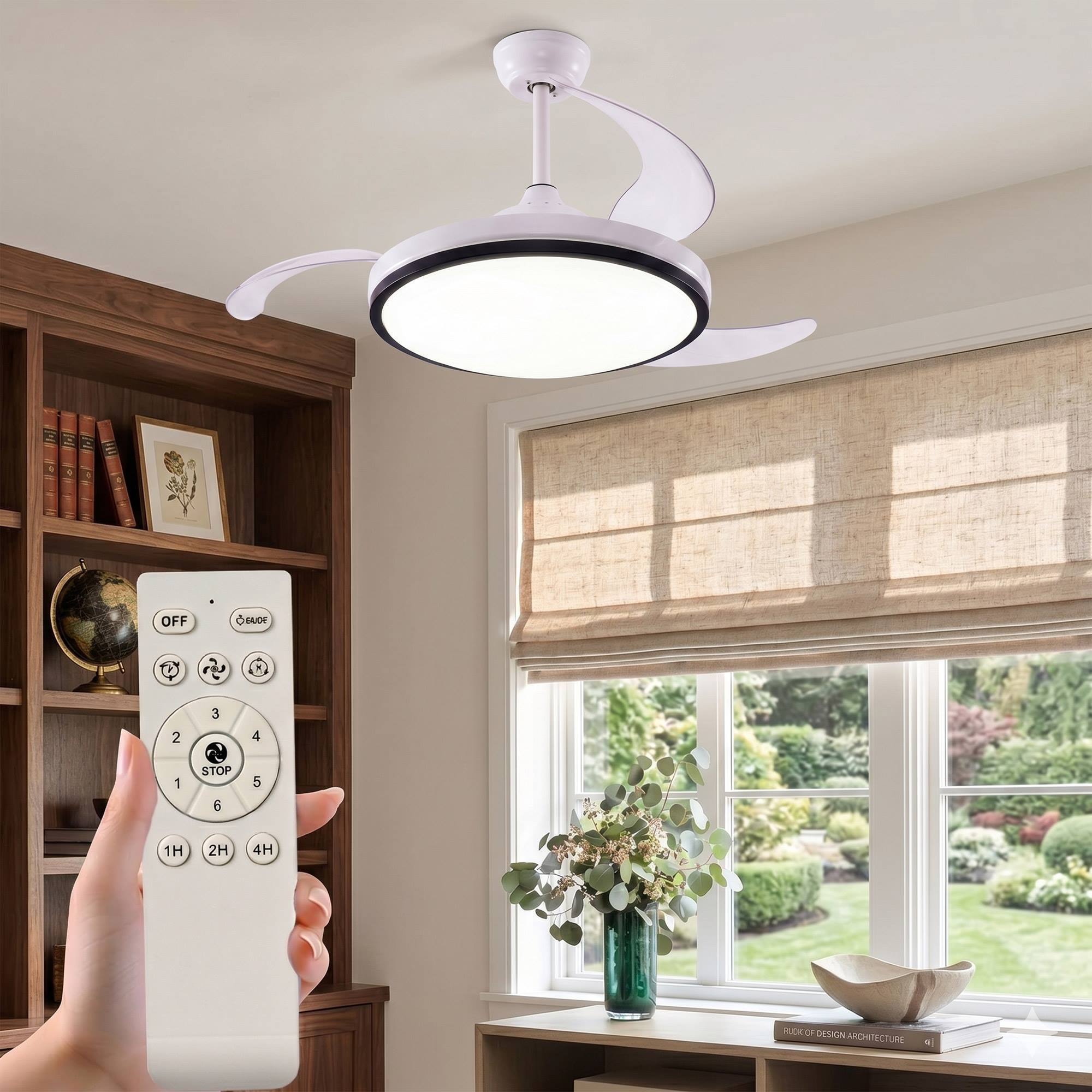 Una lámpara de ventilador de techo blanca con aspas retráctiles y mando a distancia.