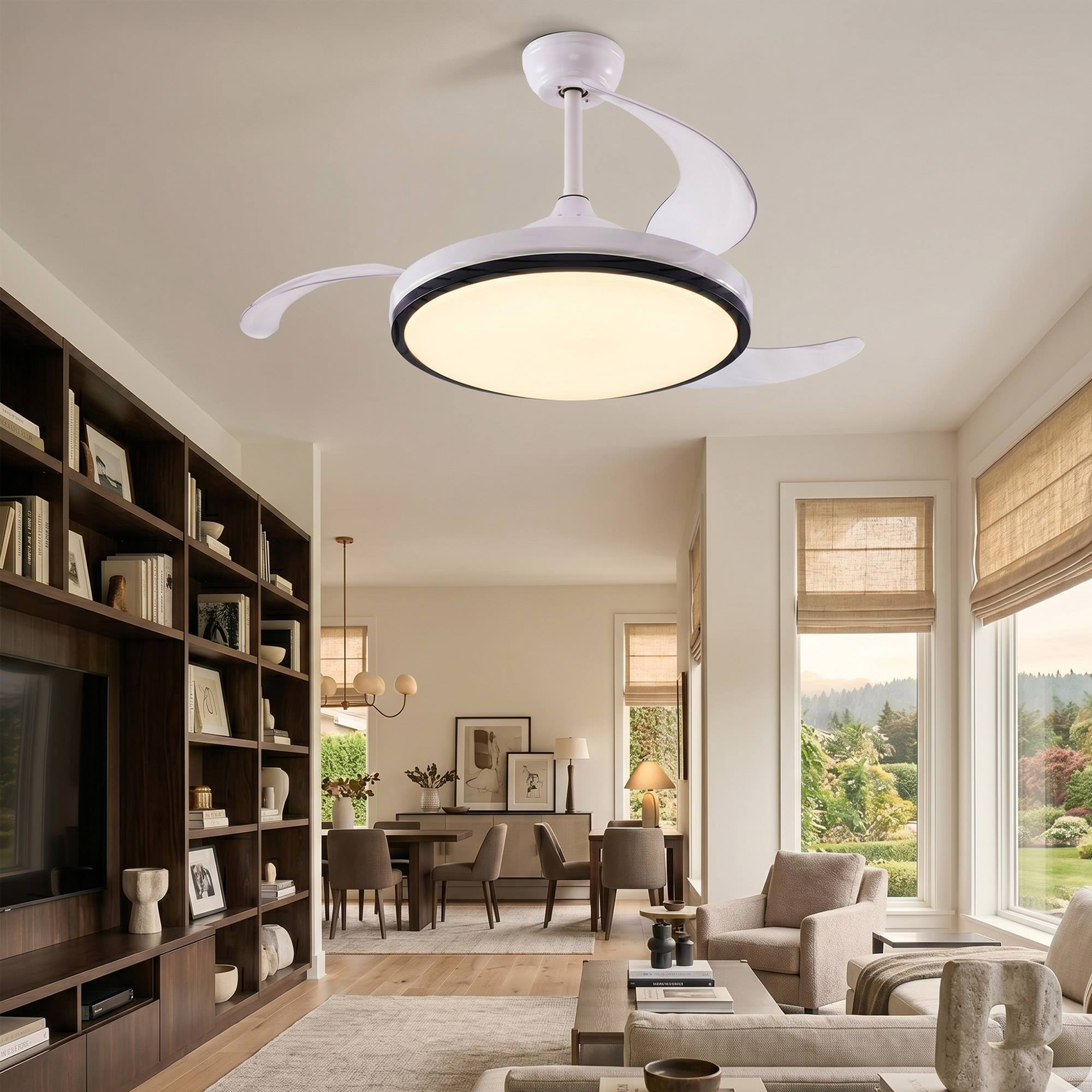 Un ventilador de techo con luz sobre una sala de estar con estantería y comedor.
