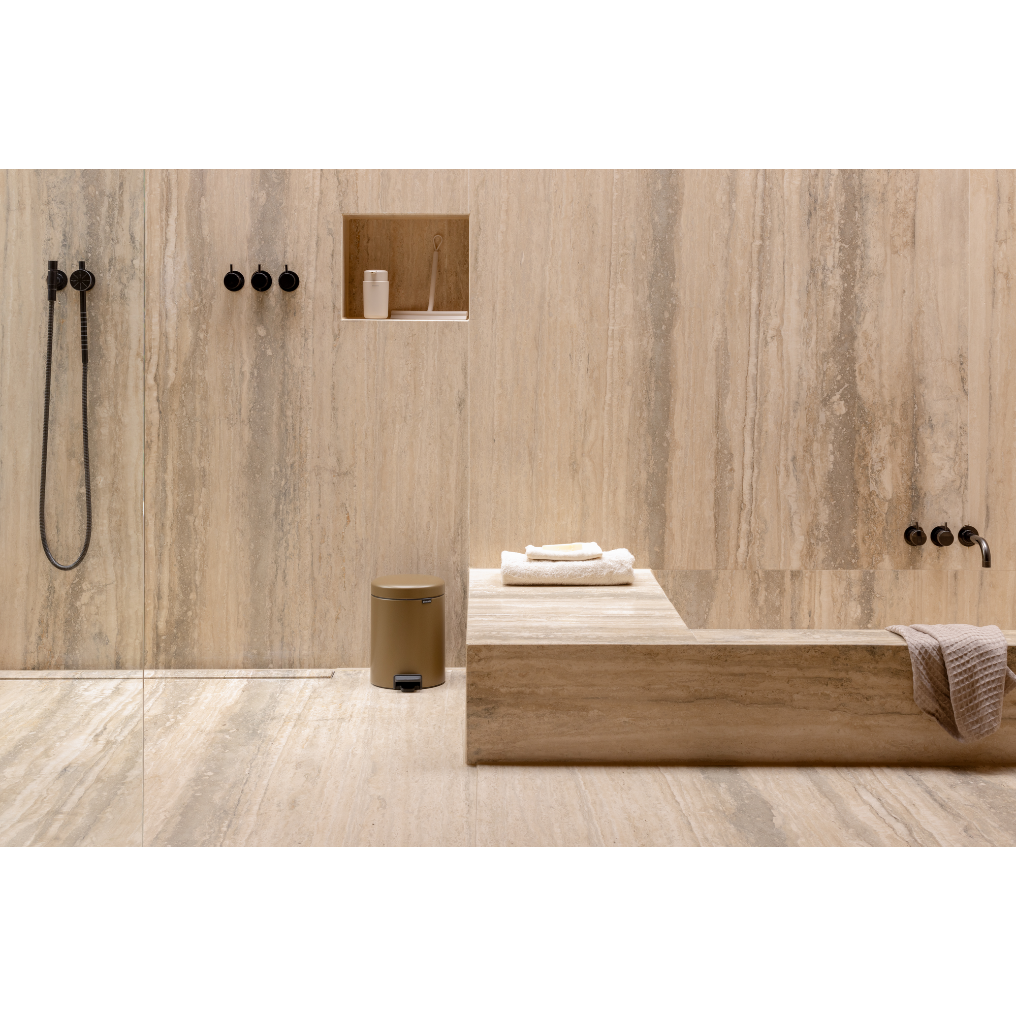 Moderne badkamer met travertin tegels, douchekop, prullenbak en een bankje.