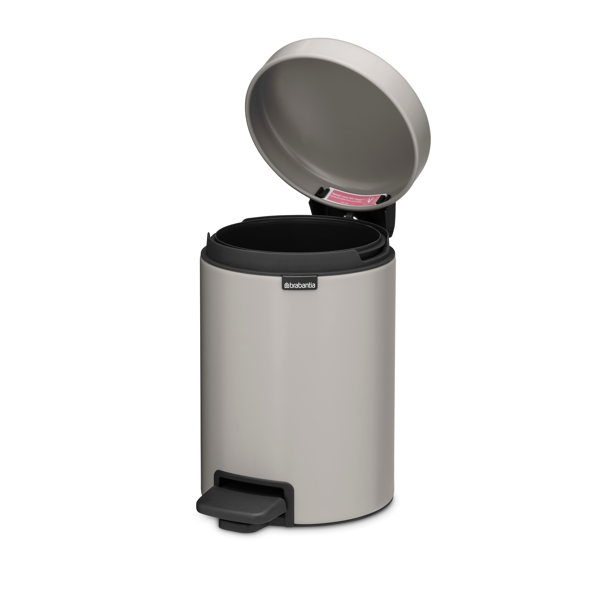 Grijze Brabantia pedaalemmer met open deksel en zwart voetpedaal.