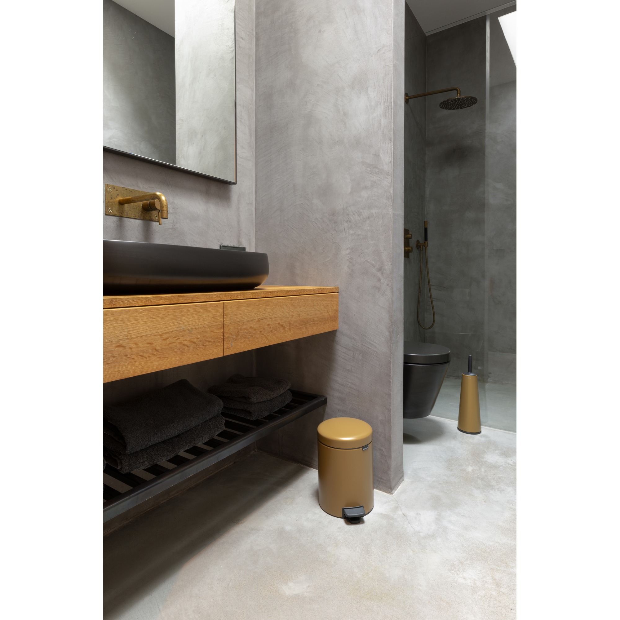 Moderne badkamer met betonnen muren, houten wastafelmeubel, zwart wastafel en douchehoek.