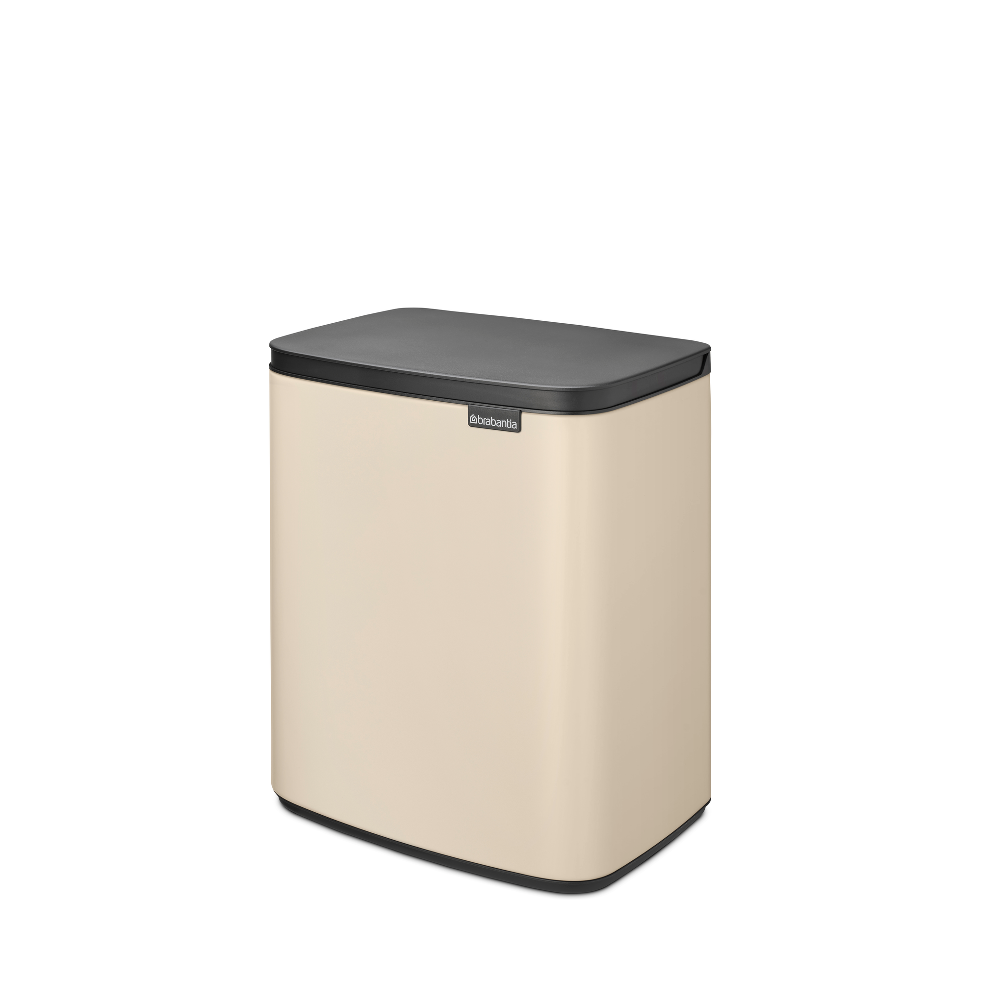 Een beige Brabantia prullenbak met zwart deksel staat op witte achtergrond.