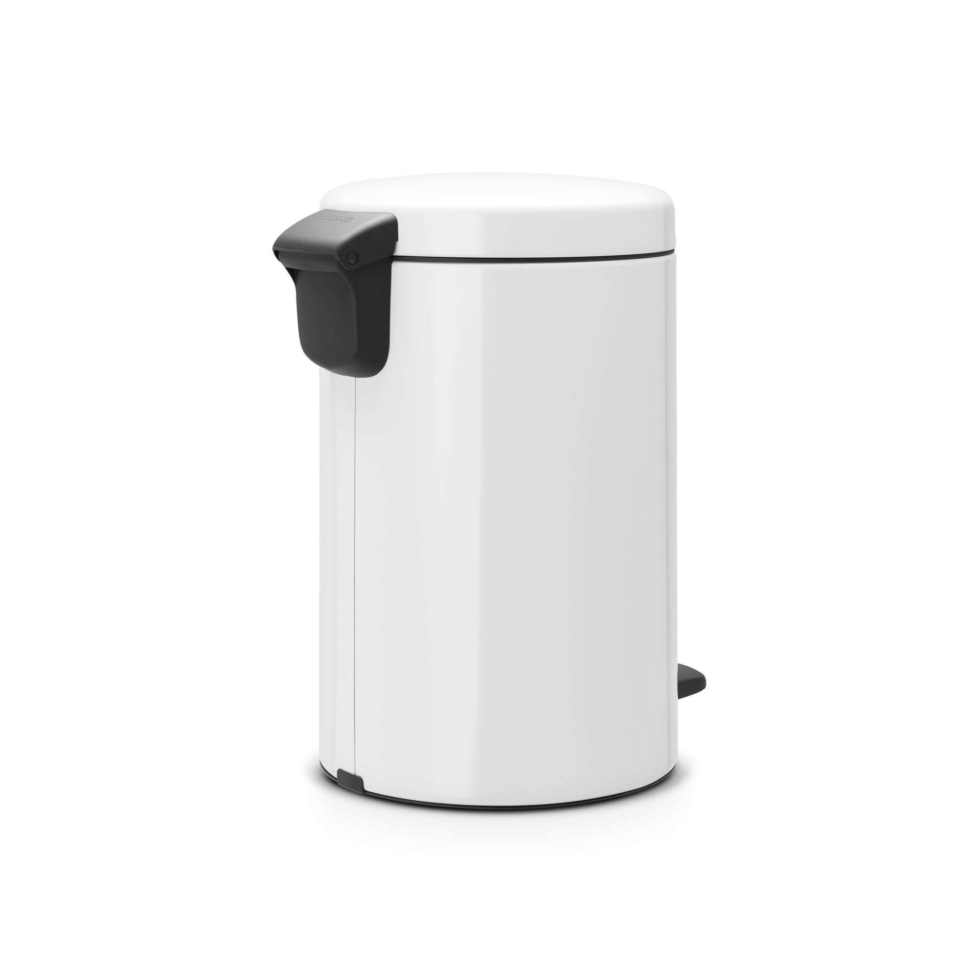 Een witte pedaalemmer met zwart deksel en pedaal, tegen een witte achtergrond.