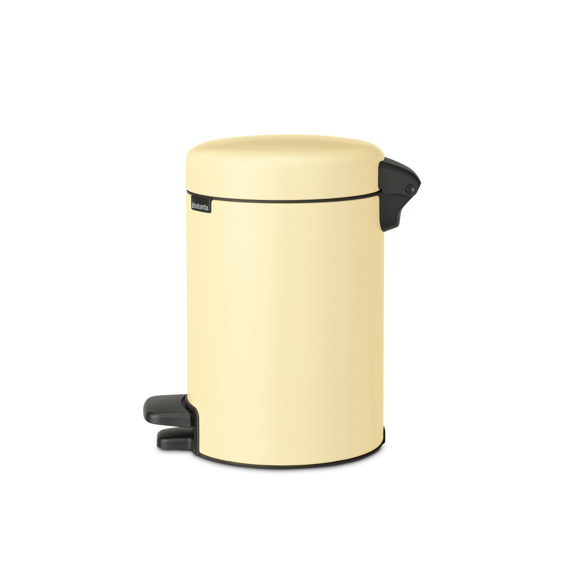 Un cubo de basura de pedal color crema con tapa y pedal negros.