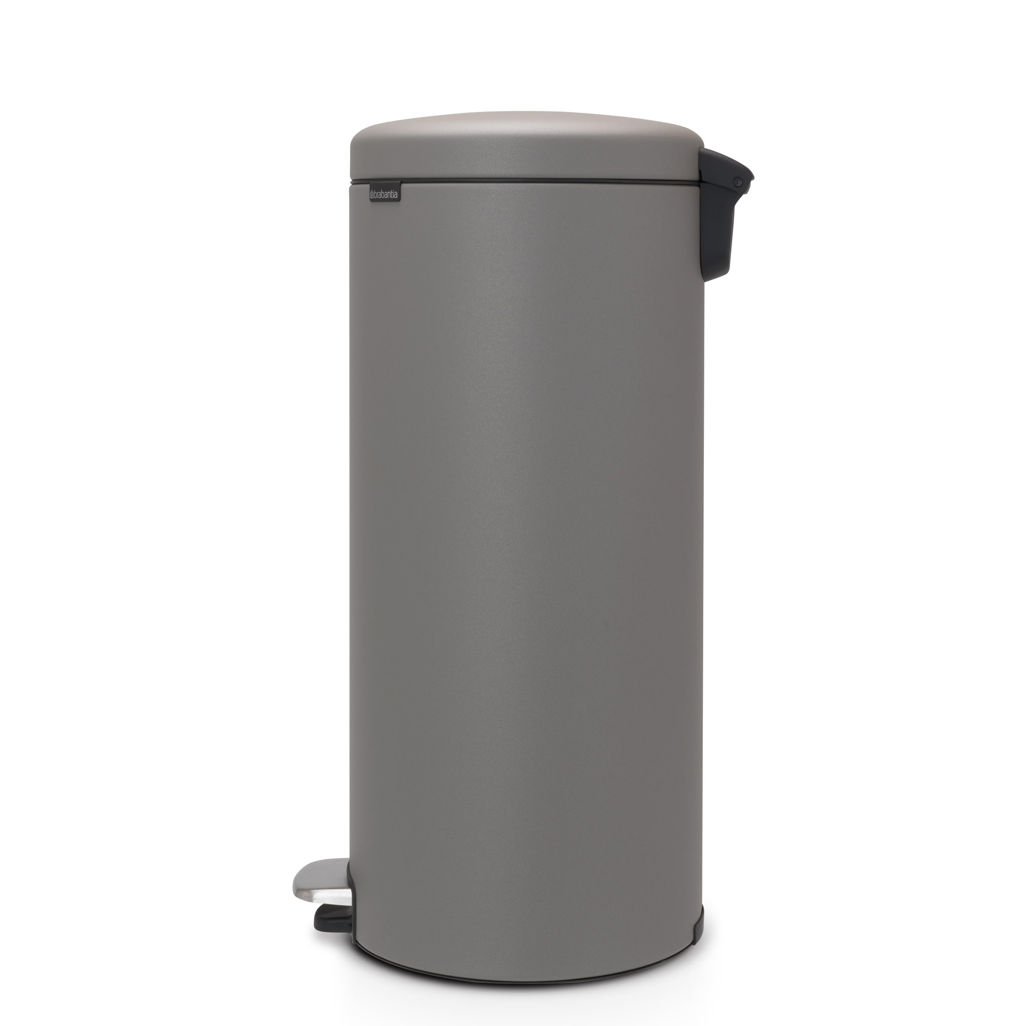 Grijze Brabantia prullenbak met zilveren pedaal en zwart handvat.