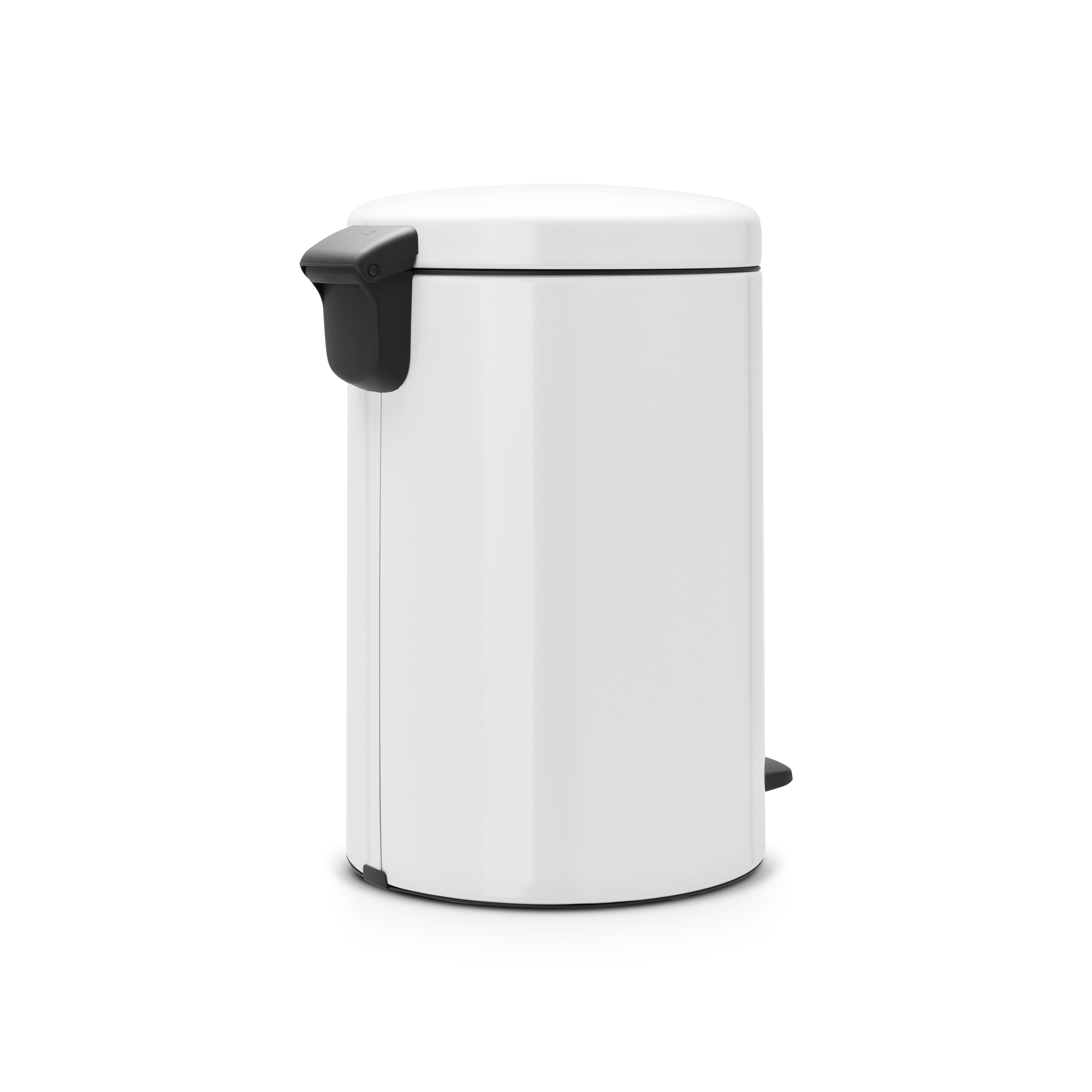 Een witte prullenbak met zwart pedaal en handvat. Studiofoto.