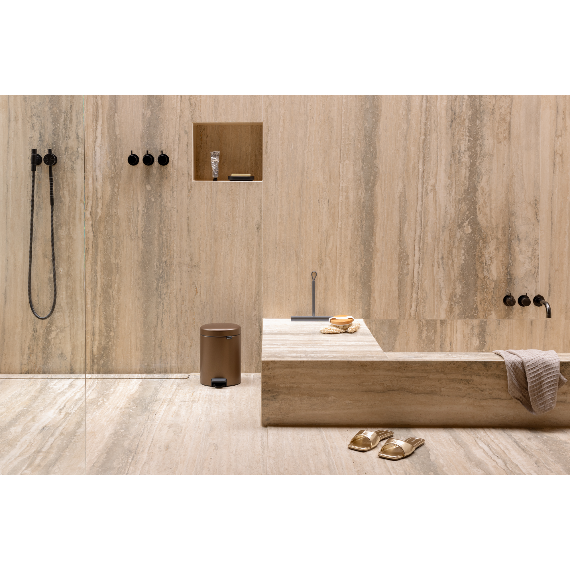 Moderne badkamer met travertin muren, douche, bad, prullenbak en slippers.
