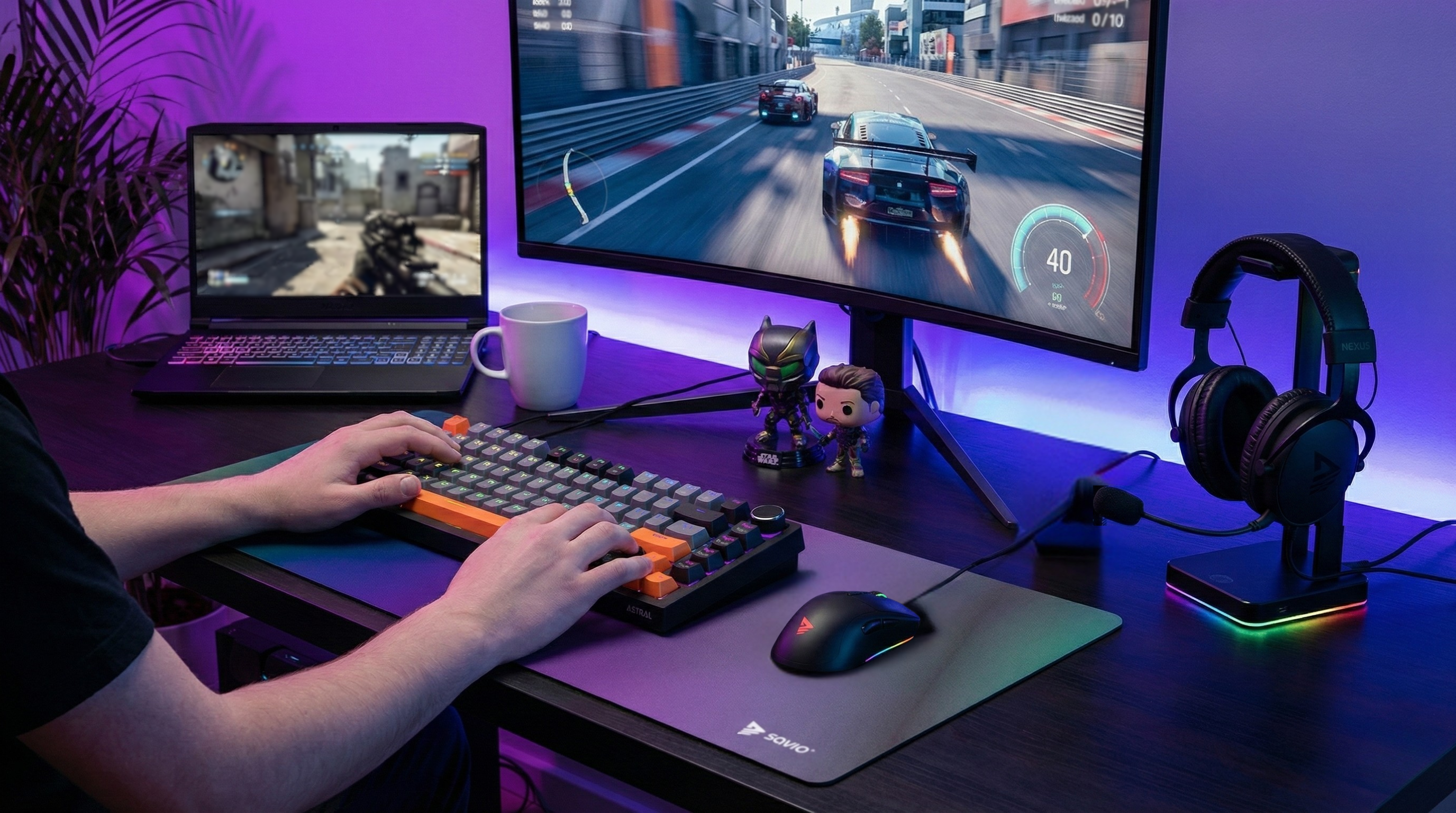 Gracz gra na laptopie i monitorze, wyświetlając gry wyścigowe.