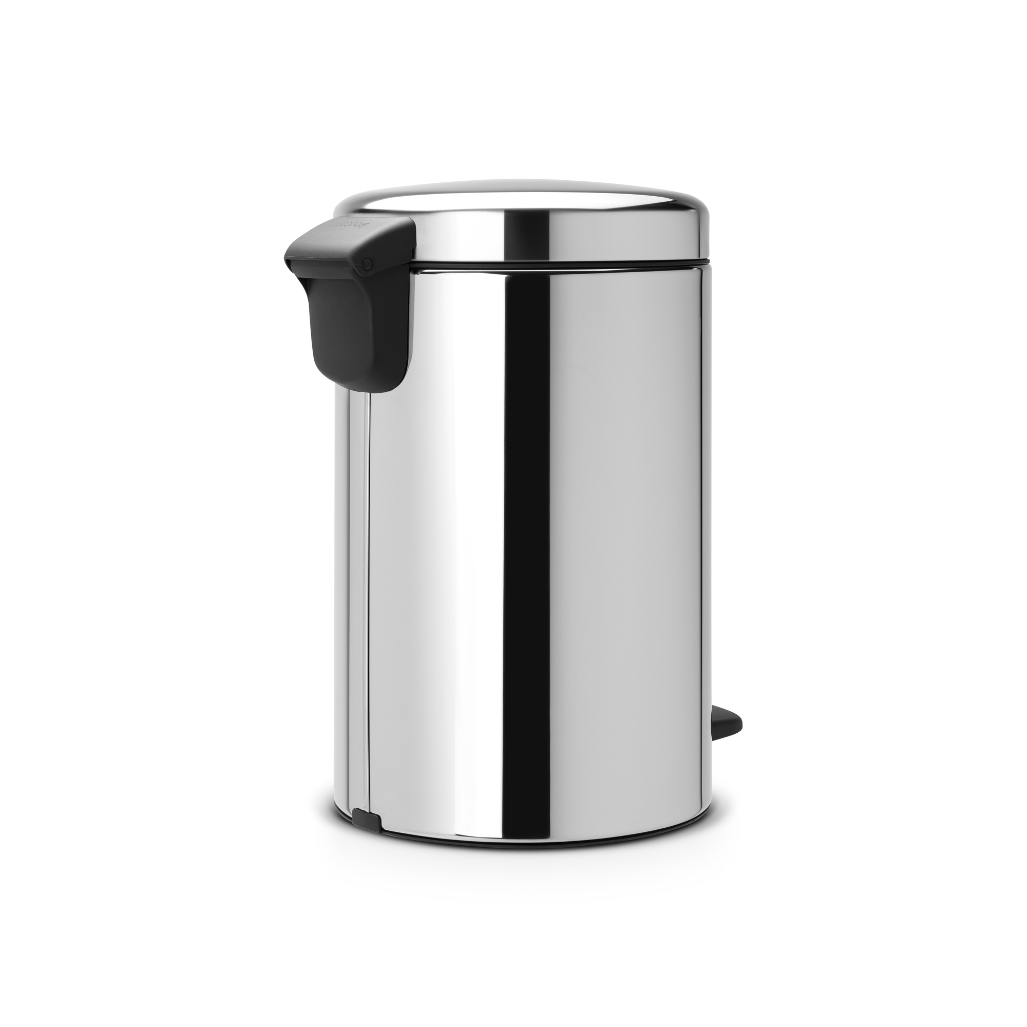 Een glimmende metalen prullenbak met een zwart pedaal en deksel.