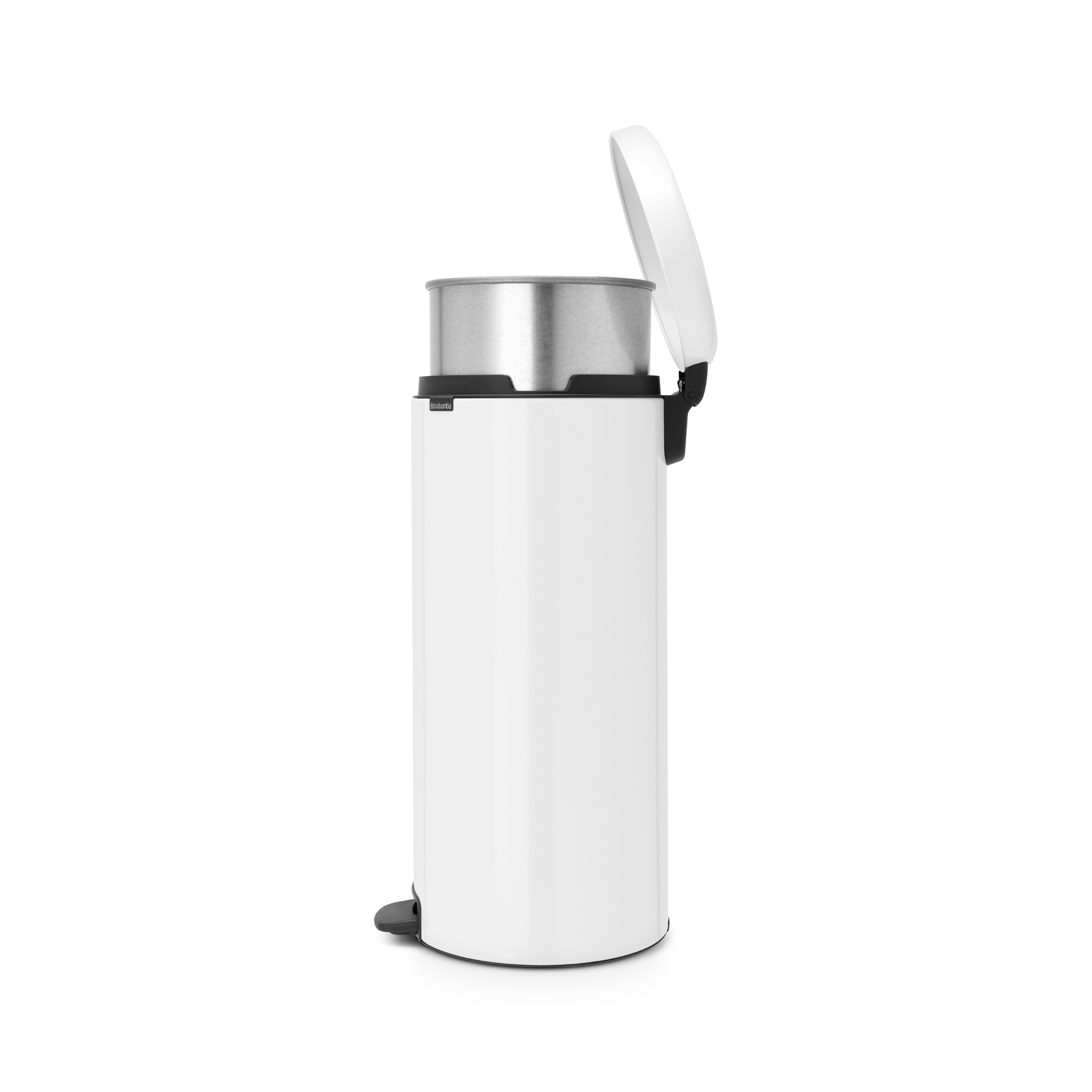 Een witte pedaalemmer met het deksel open, met een zilveren binnenemmer.