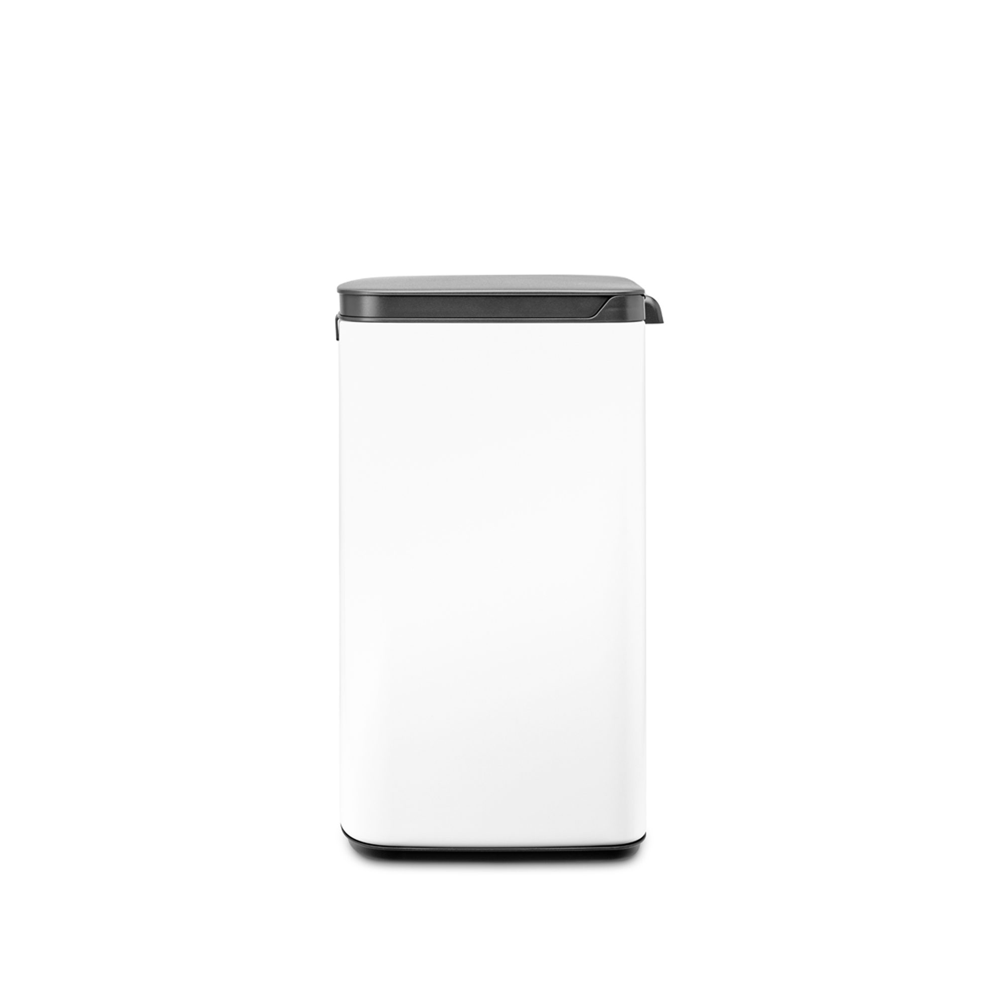Een slanke, witte prullenbak met een zwart deksel staat op een witte achtergrond.