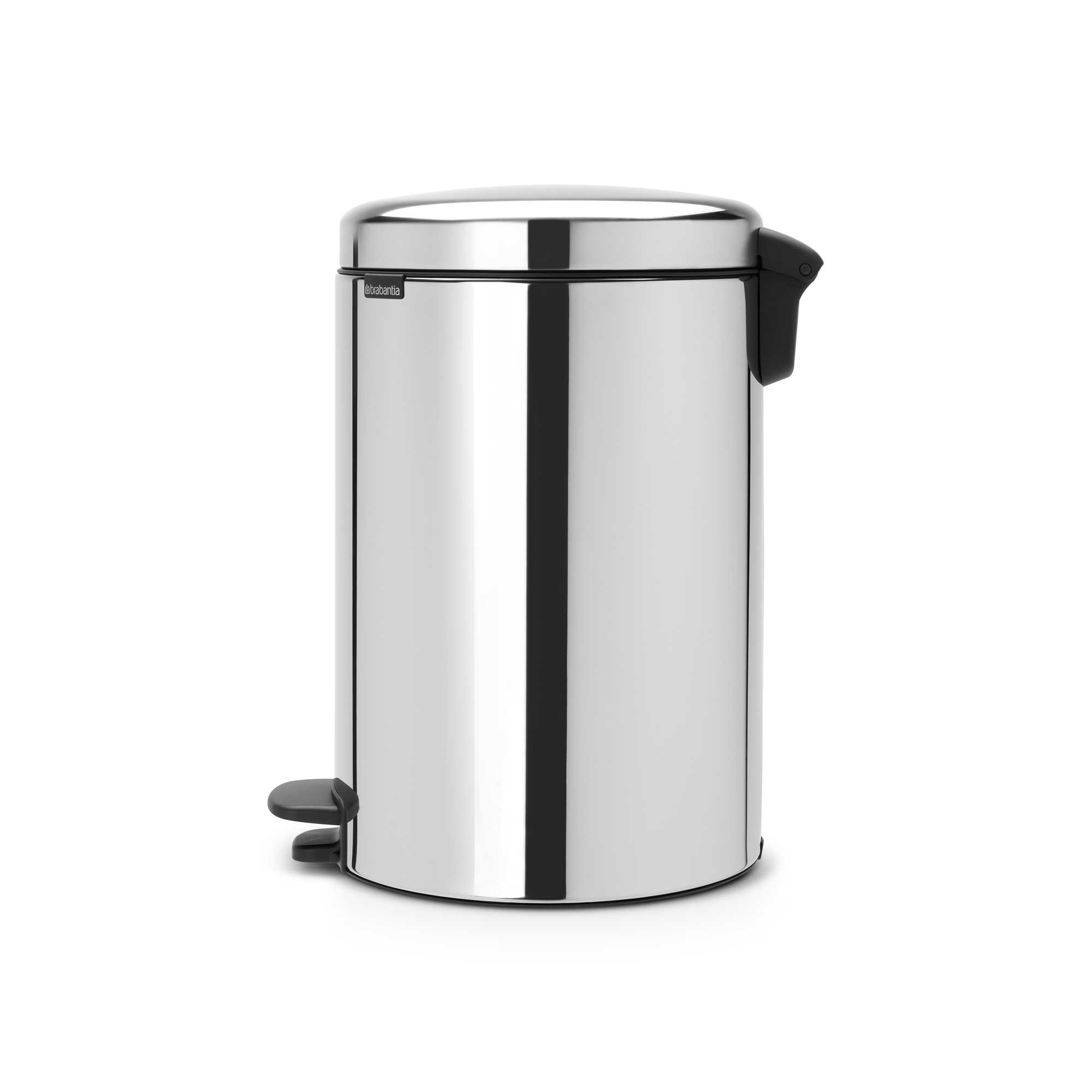 Een glanzende zilveren pedaalemmer met een zwarte dekselgreep en pedaal.