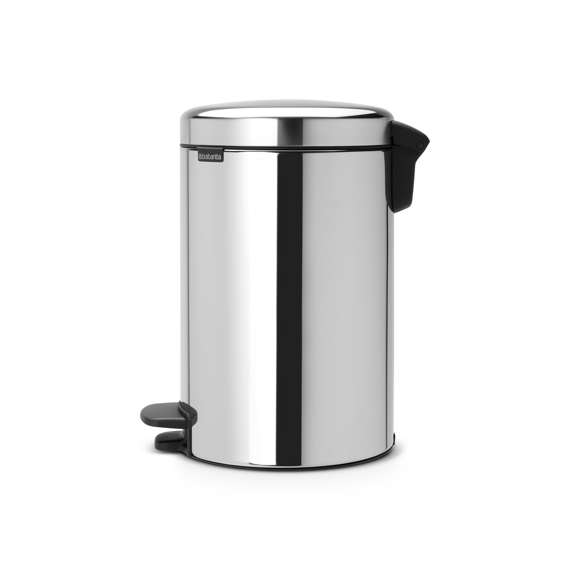 Zilveren Brabantia pedaalemmer met zwart deksel en pedaal.