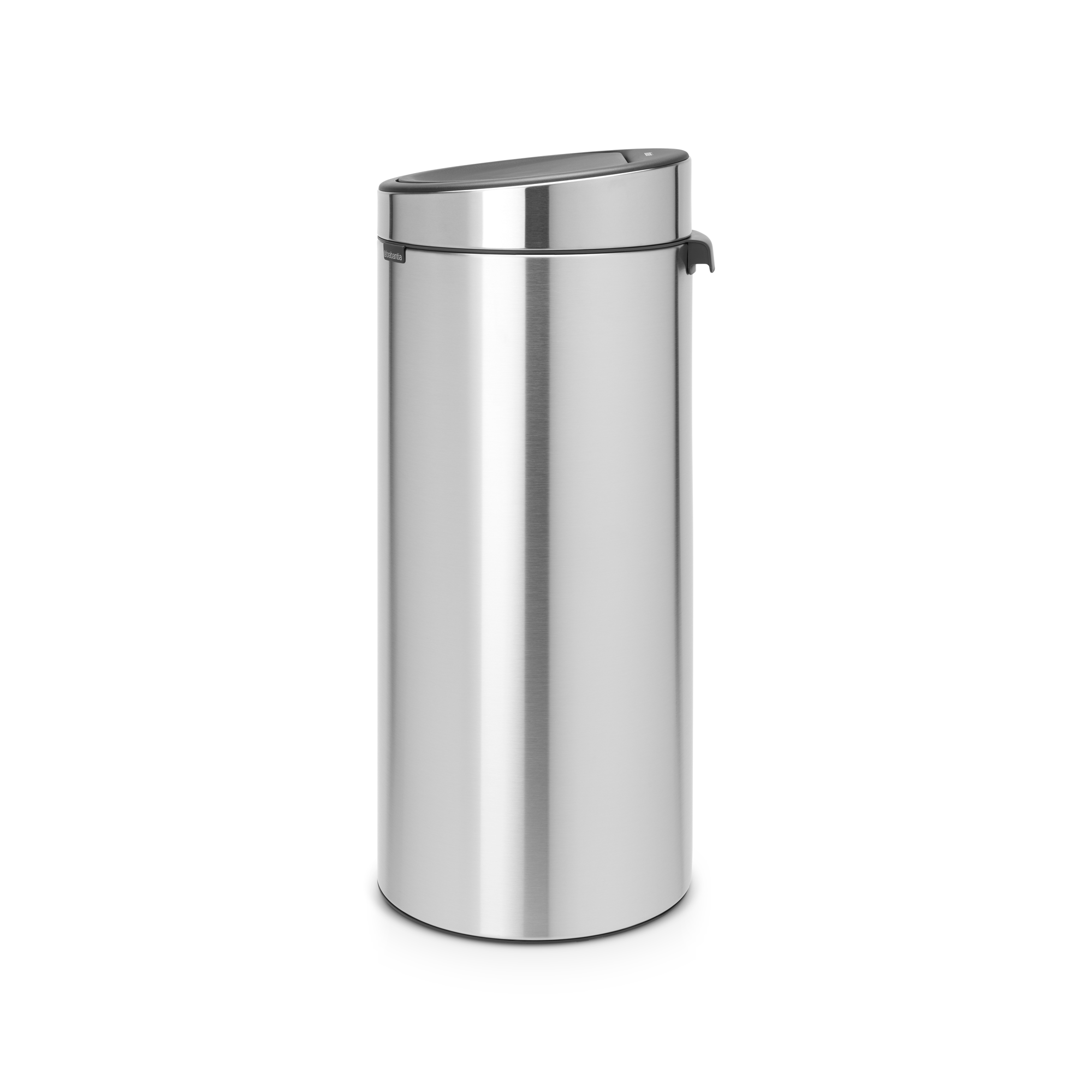 Een slanke, zilverkleurige prullenbak met zwart deksel staat op witte ondergrond.