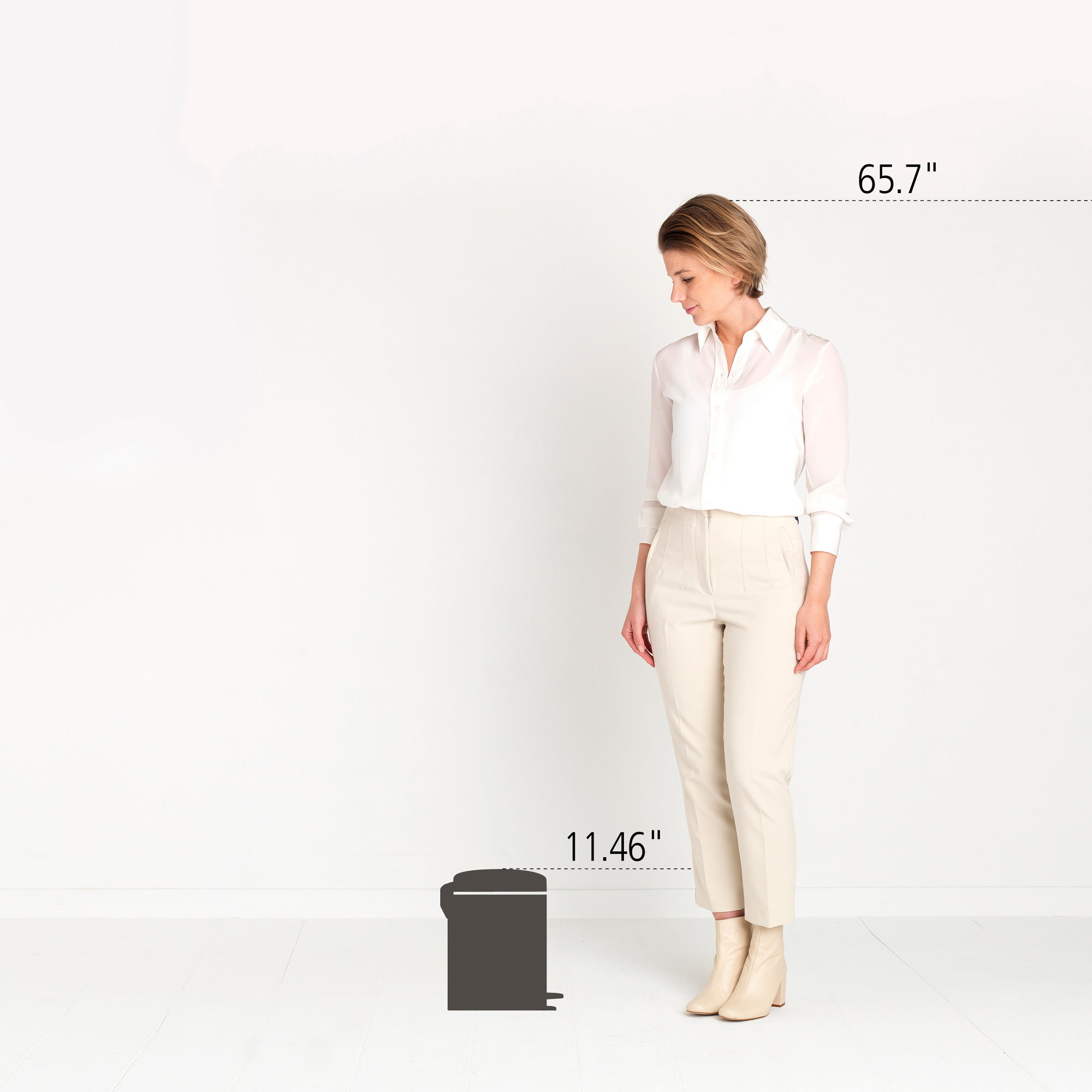 Een vrouw staat naast een donkere prullenbak. Hoogte 65,7 inch.