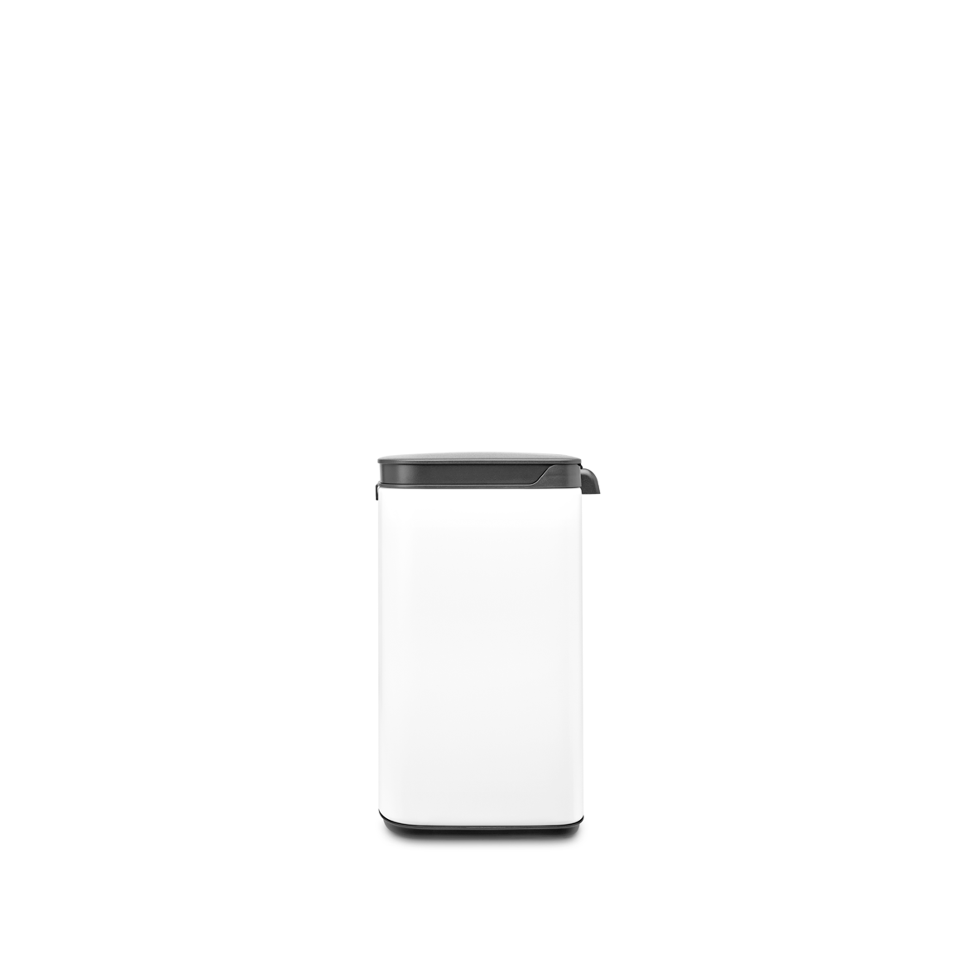 Een witte prullenbak met zwart deksel op witte achtergrond.