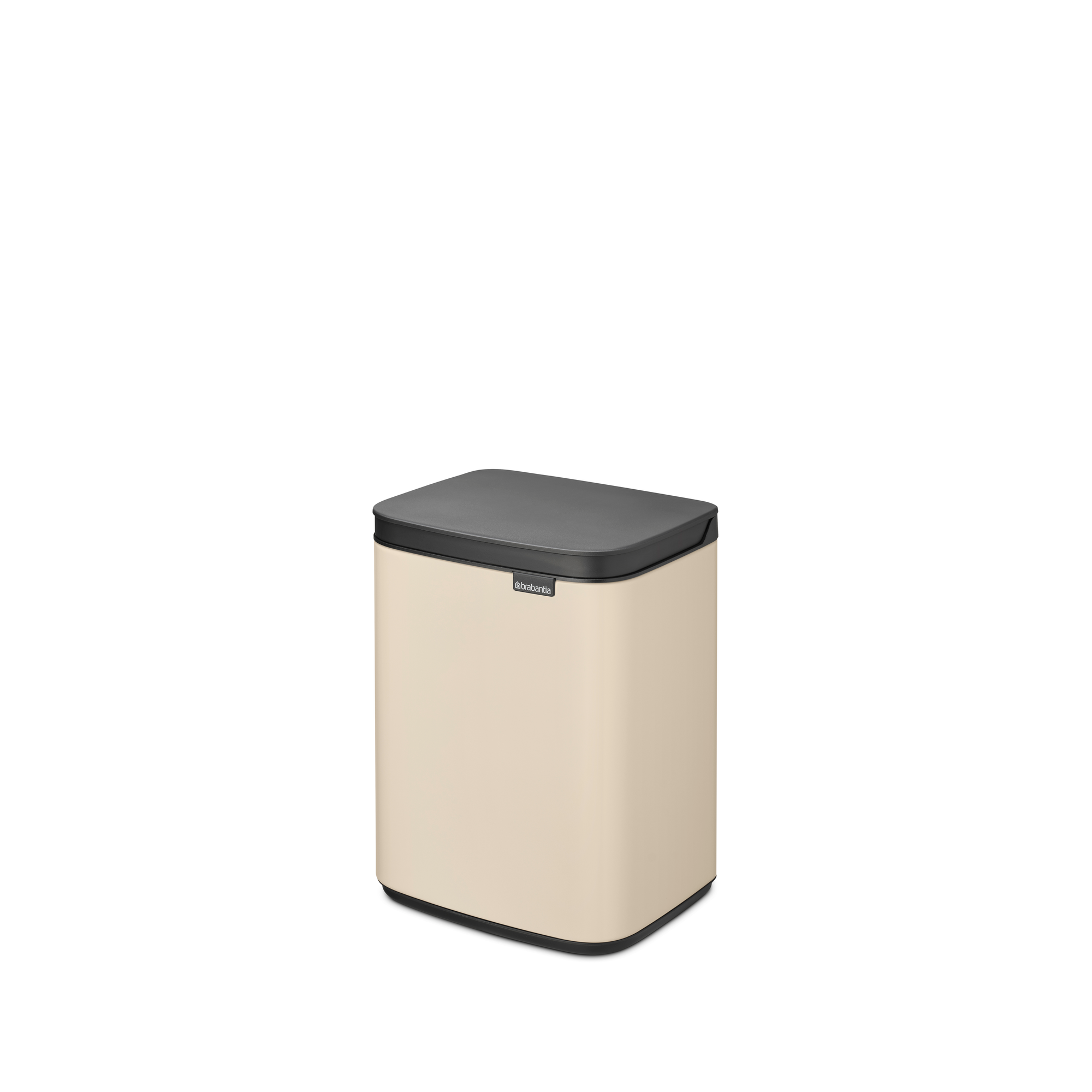 Een crème gekleurde prullenbak met zwart deksel en logo.