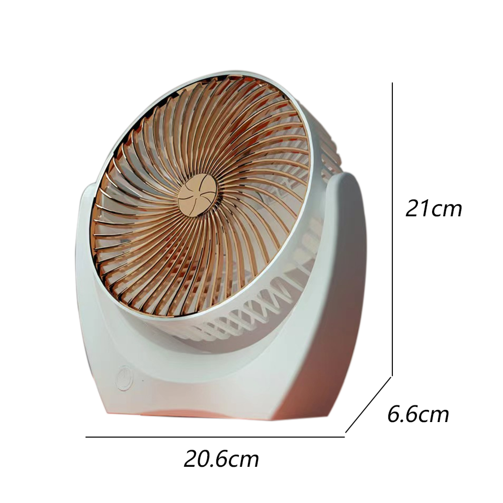 Ein weißer kleiner Ventilator mit goldenen Rotorblättern.