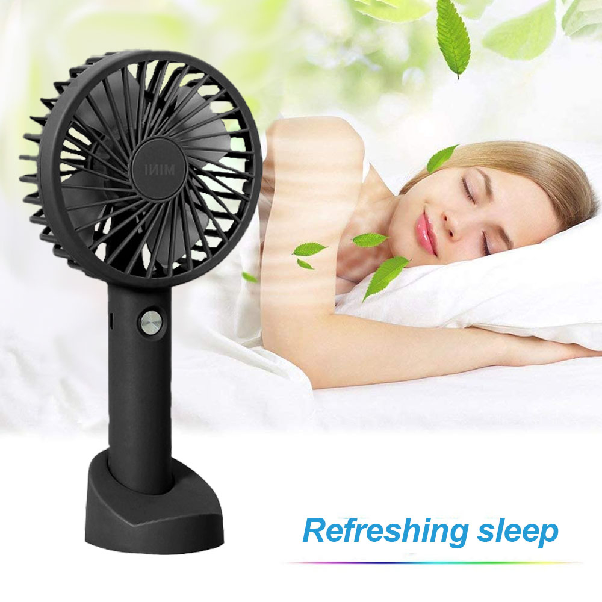 Ein schwarzer Mini-Ventilator steht links neben einer schlafenden Frau.