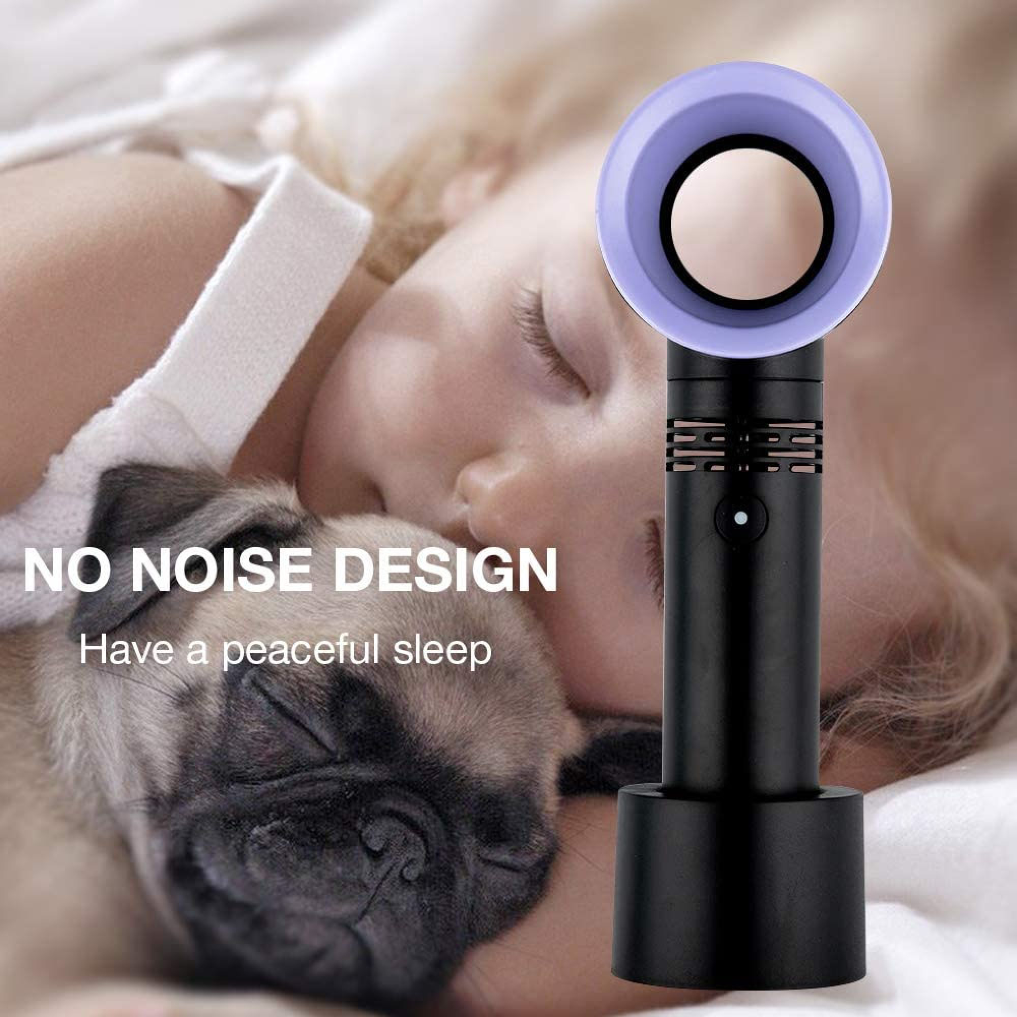 Ein Baby schläft neben einem Mops. Ein Ventilator steht daneben.
