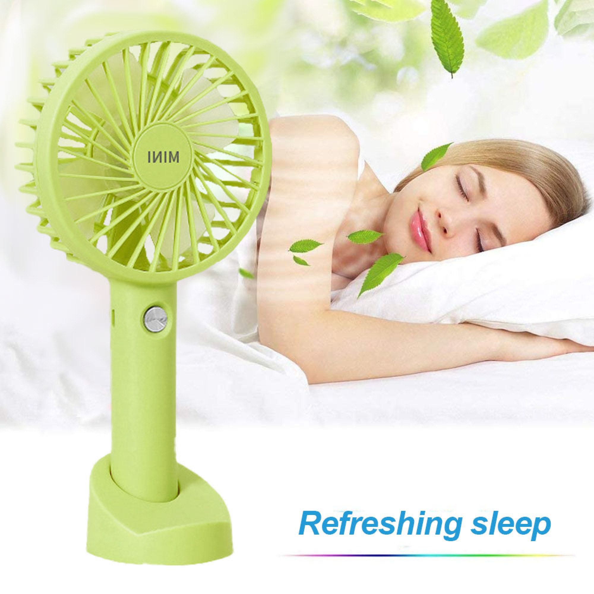 Ein grüner Ventilator steht neben einer schlafenden Frau. Blätter schweben.