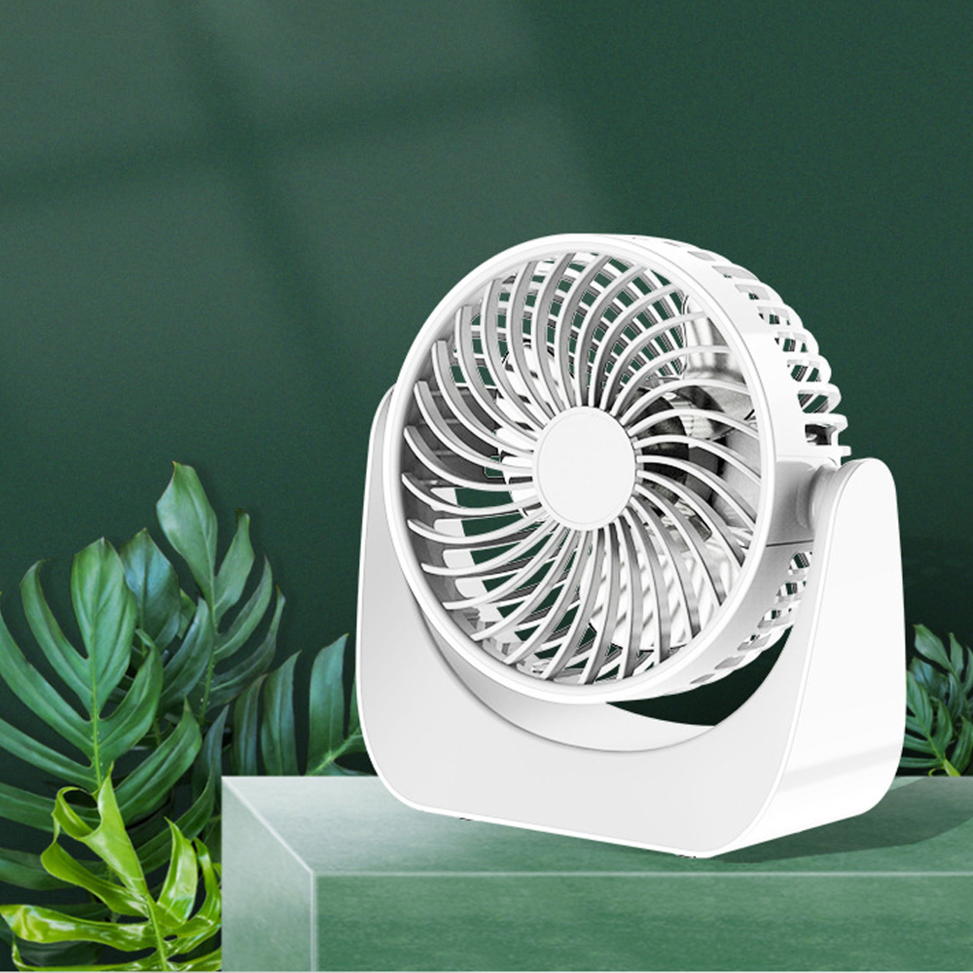 Ein weißer Tischventilator steht auf einem grünen Podest vor dunkelgrünem Hintergrund mit Blättern.