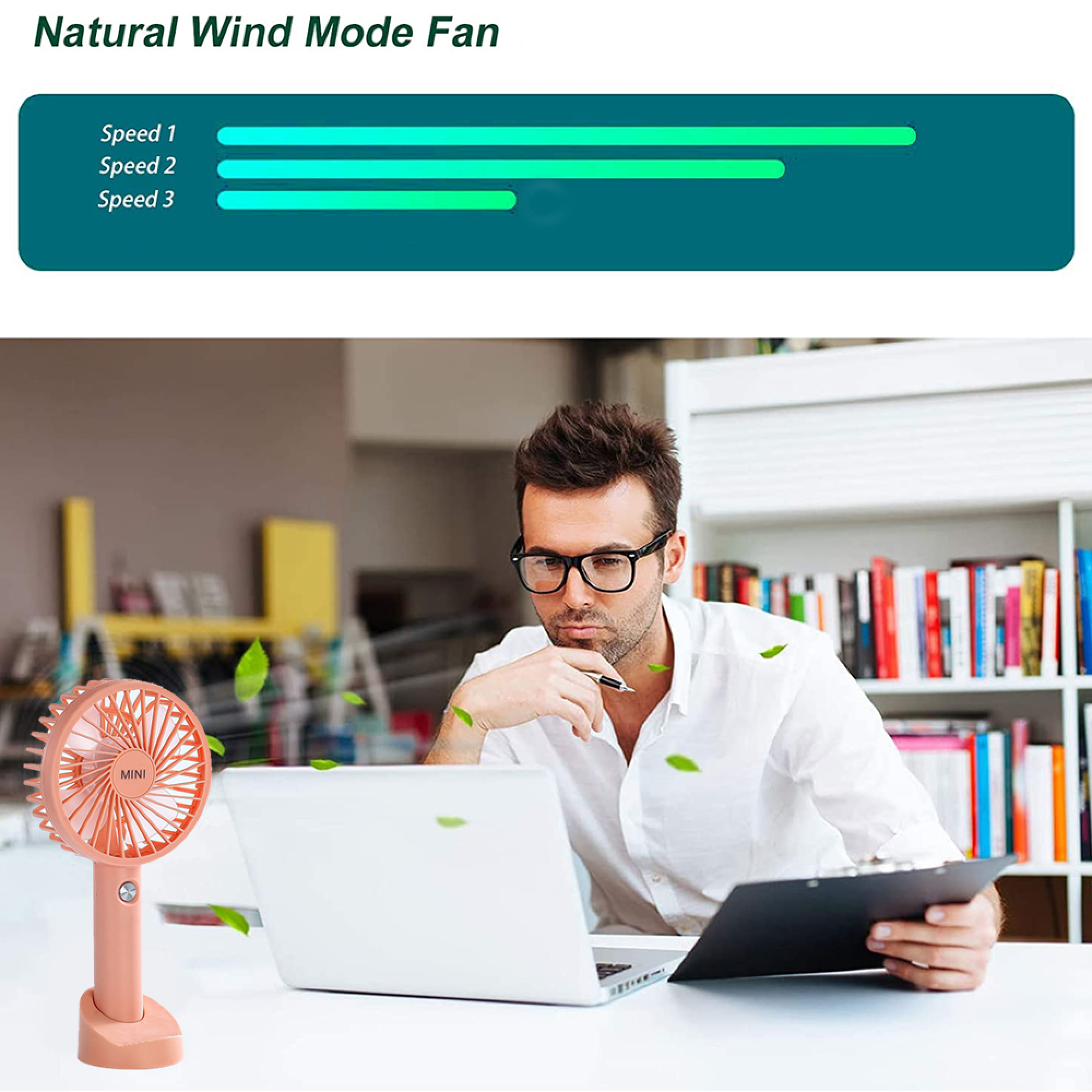 Ein Mann mit Brille sitzt am Schreibtisch vor einem Laptop, ein kleiner Ventilator steht daneben.
