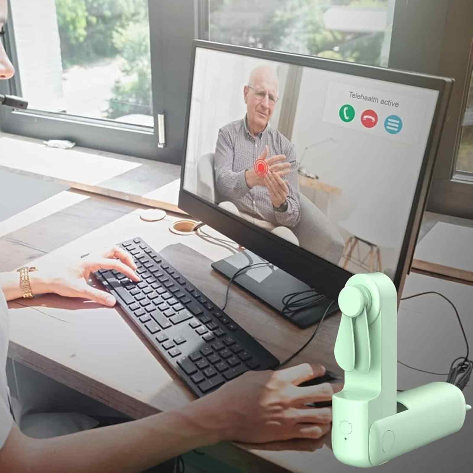 Mann im Rollstuhl bei Telehealth-Beratung, Hand schmerzt.