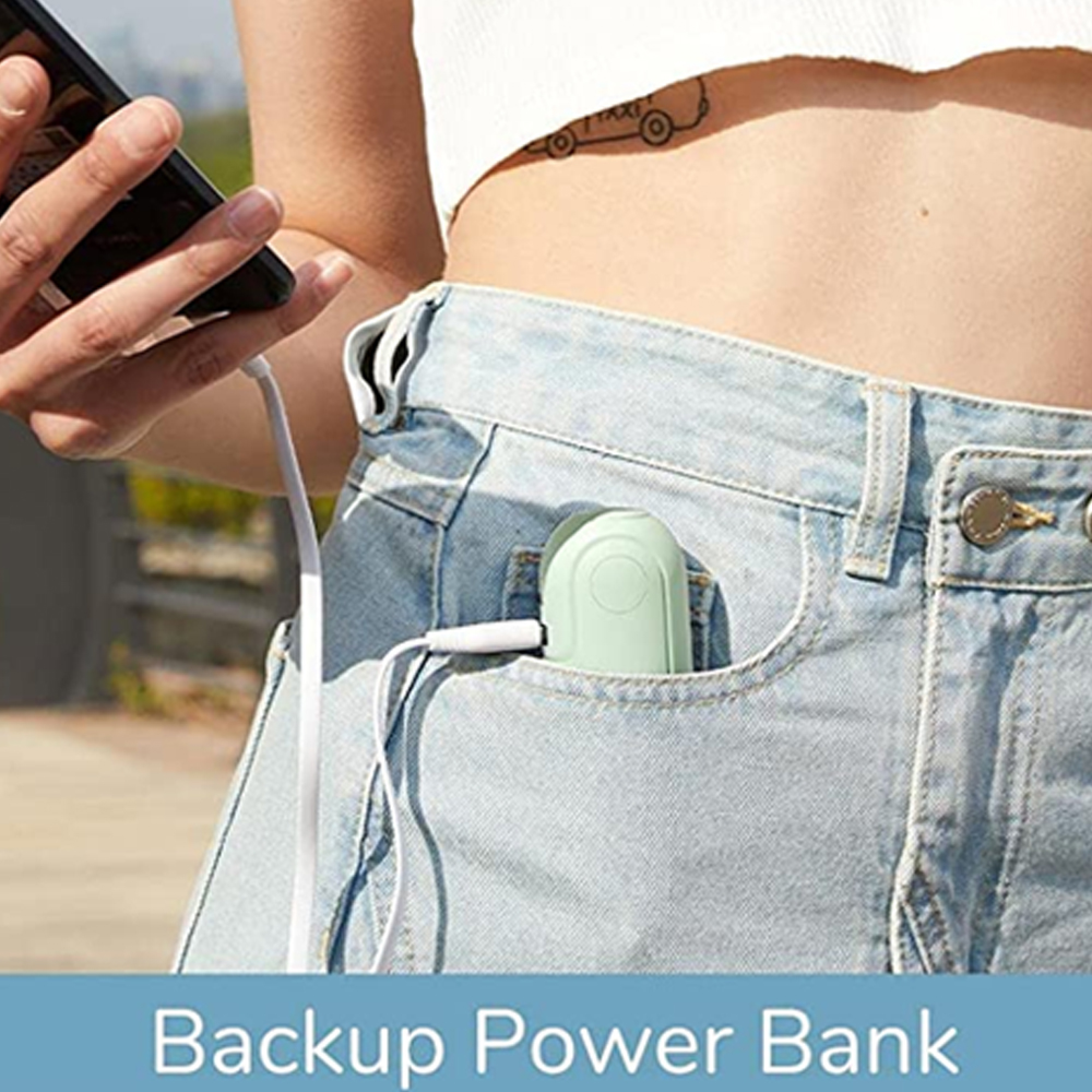 Eine Person hält ein Smartphone, ein grünes Powerbank ist in der Jeanstasche.