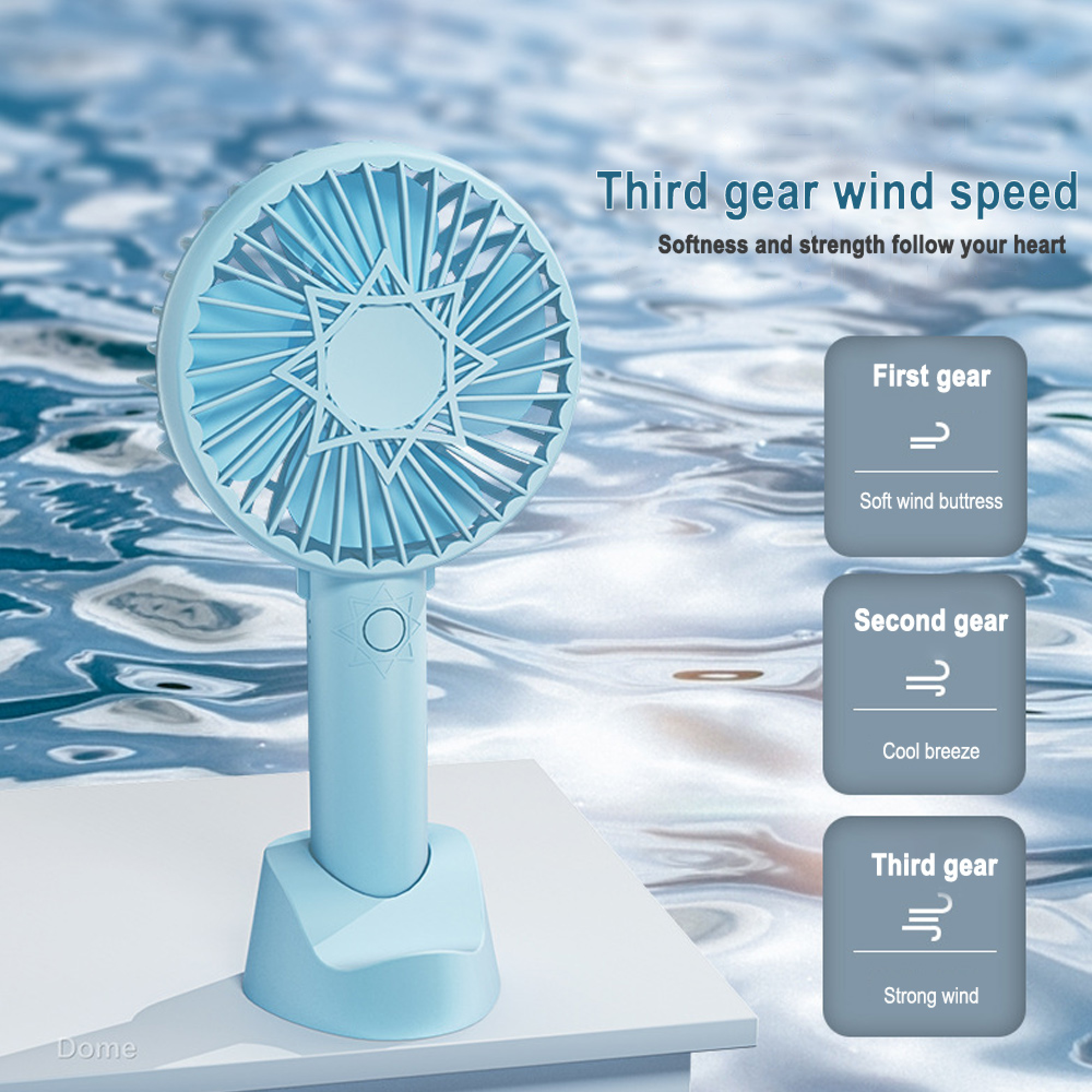 Ein hellblauer Ventilator steht auf einem weißen Tisch vor einem blauen, welligen Hintergrund.
