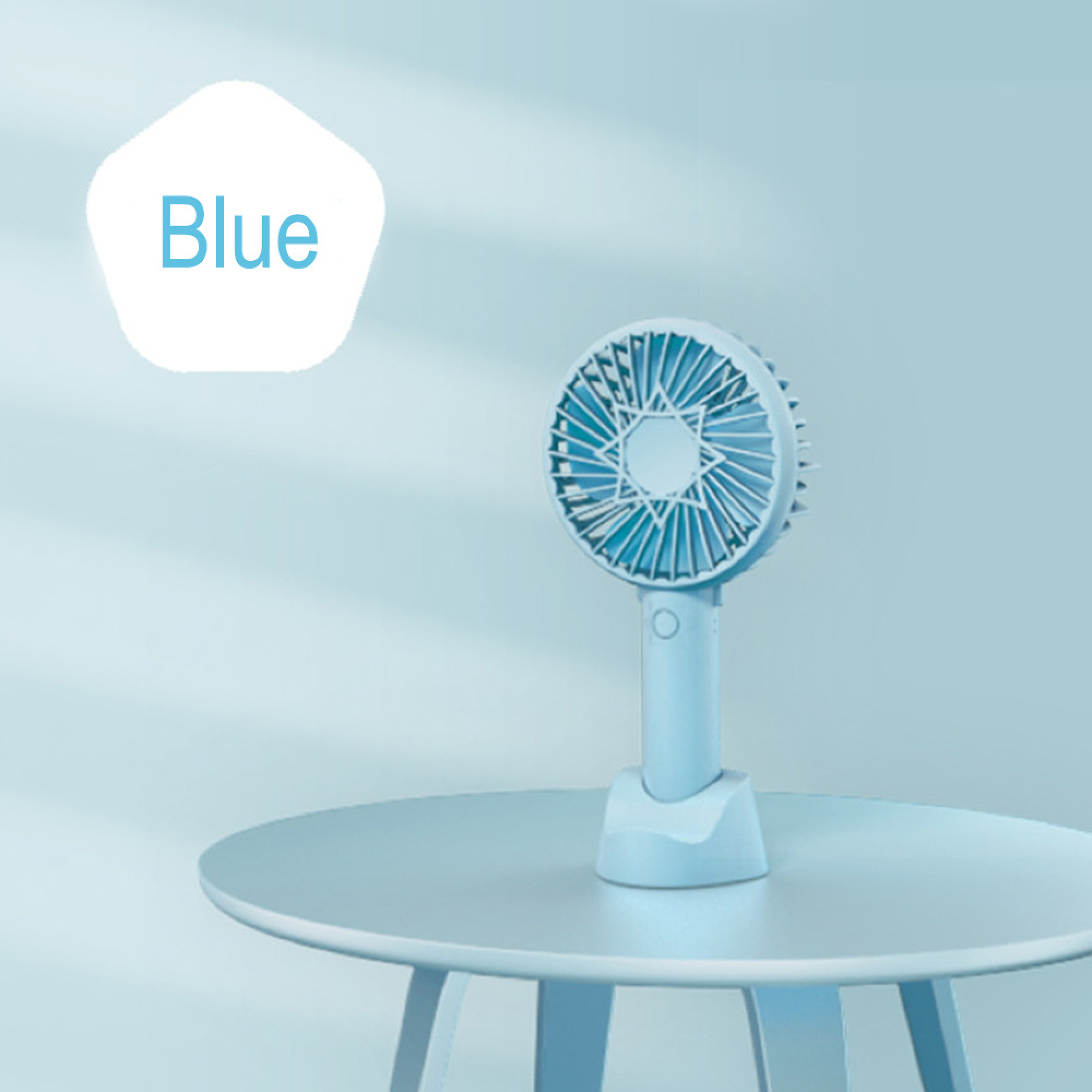 Ein blauer tragbarer Ventilator steht auf einem runden Tisch vor einem hellblauen Hintergrund.
