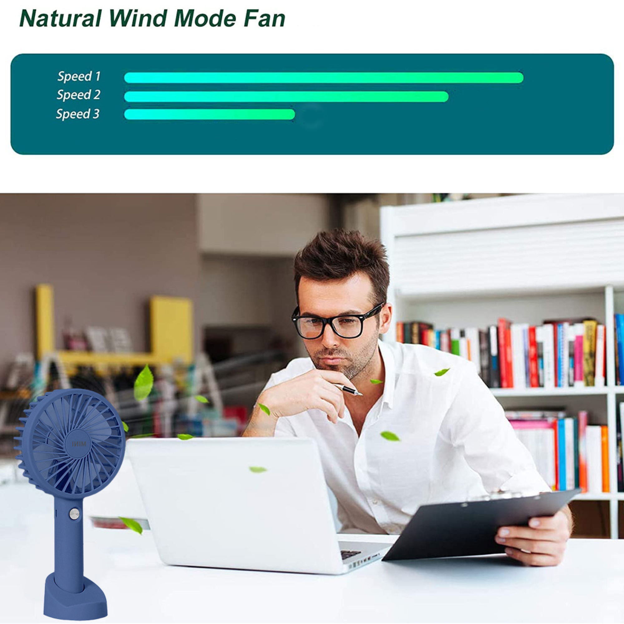 Ein Mann mit Brille sitzt am Schreibtisch und arbeitet am Laptop. Ein kleiner blauer Ventilator steht daneben.