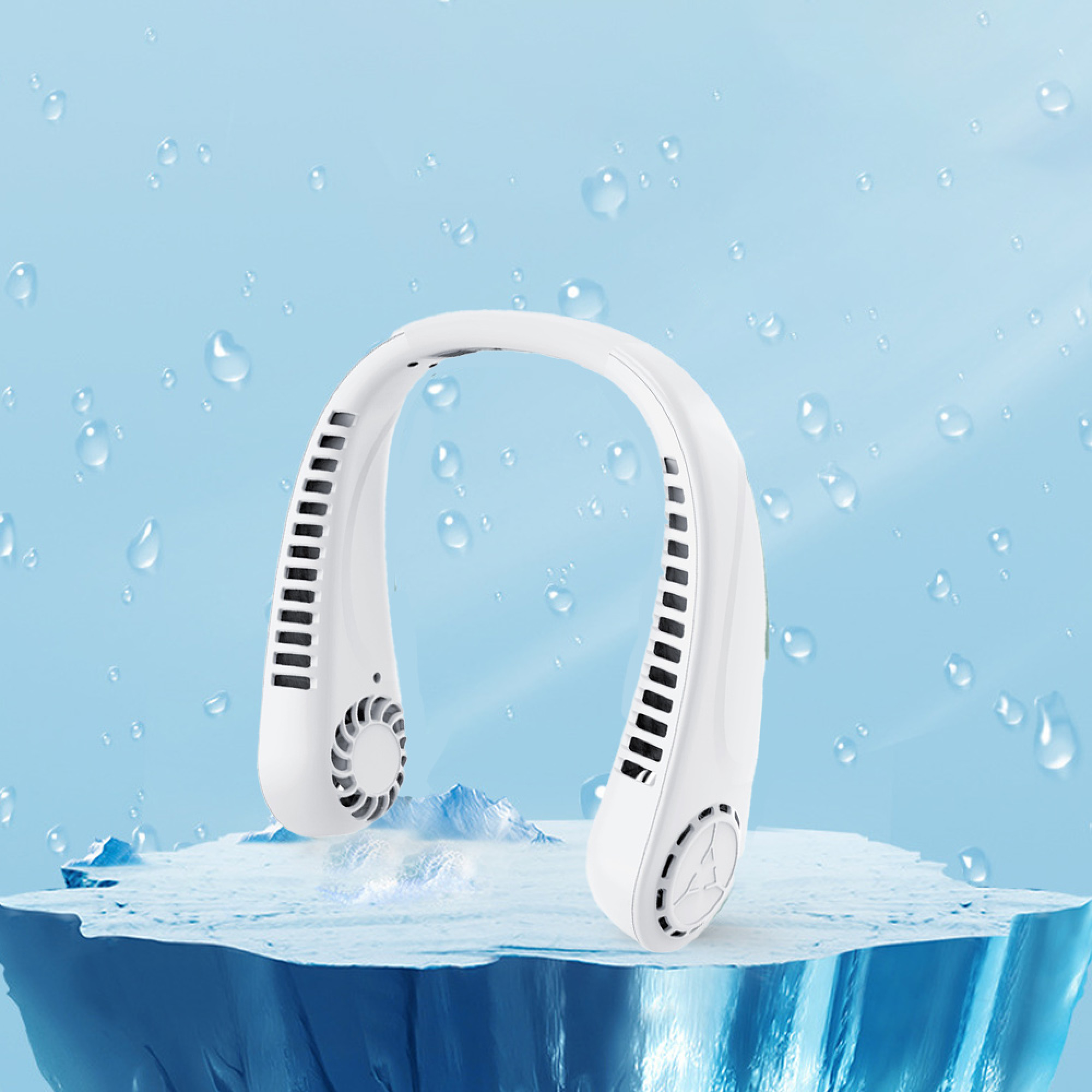 Ein weißer Nackenventilator auf Eis mit Wassertropfen im Hintergrund.