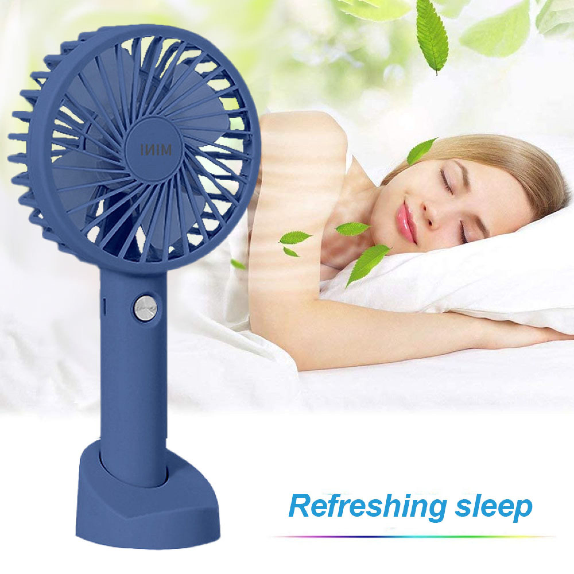Ein blauer Ventilator steht neben einer schlafenden Frau. Grüne Blätter schweben.