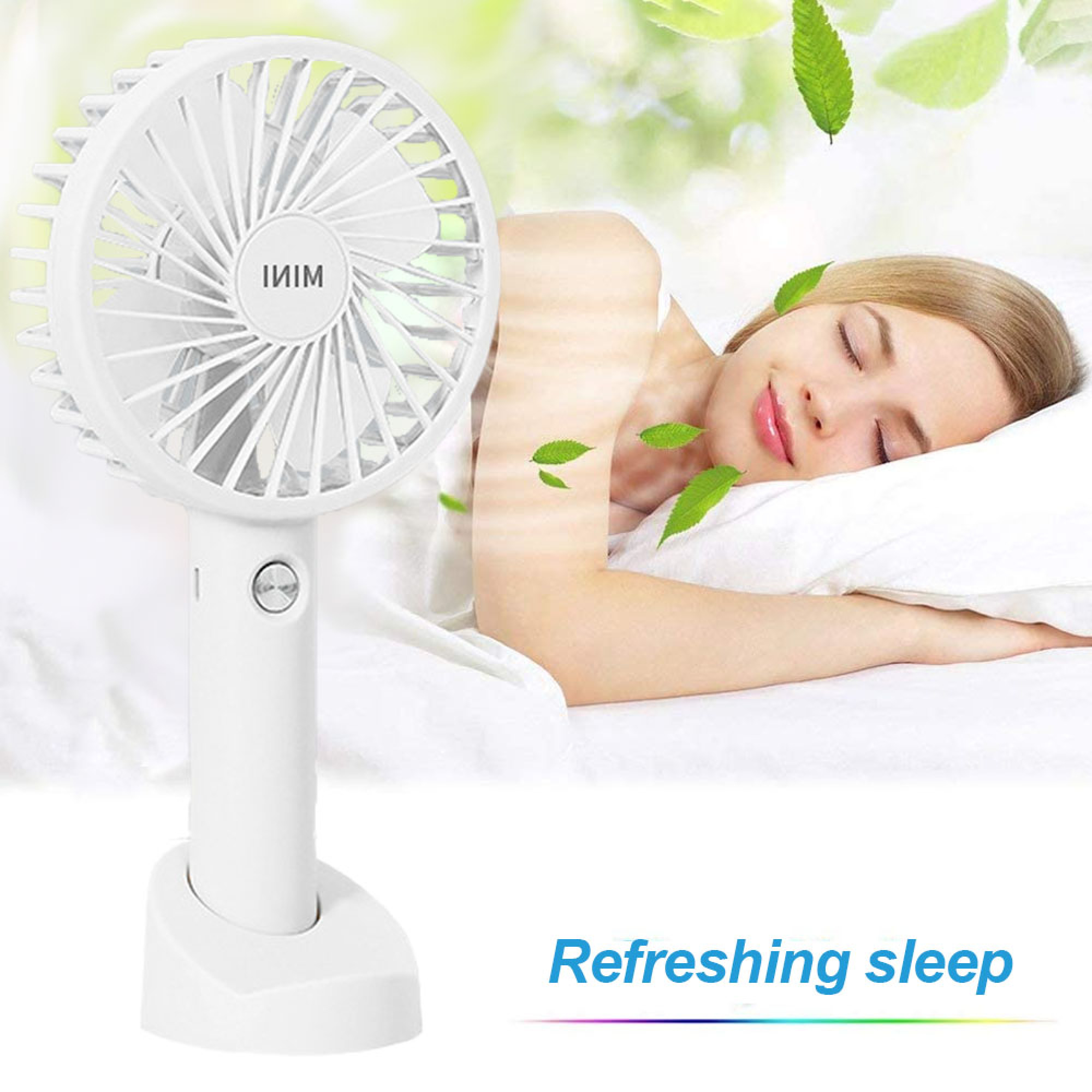 Ein weißer Ventilator steht neben einer schlafenden Frau. Grüne Blätter schweben um sie herum.