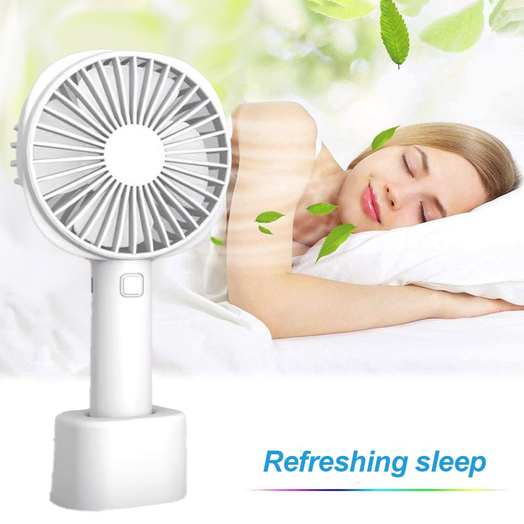 Ein weißer Ventilator steht neben einer schlafenden Frau. Grüne Blätter schweben.