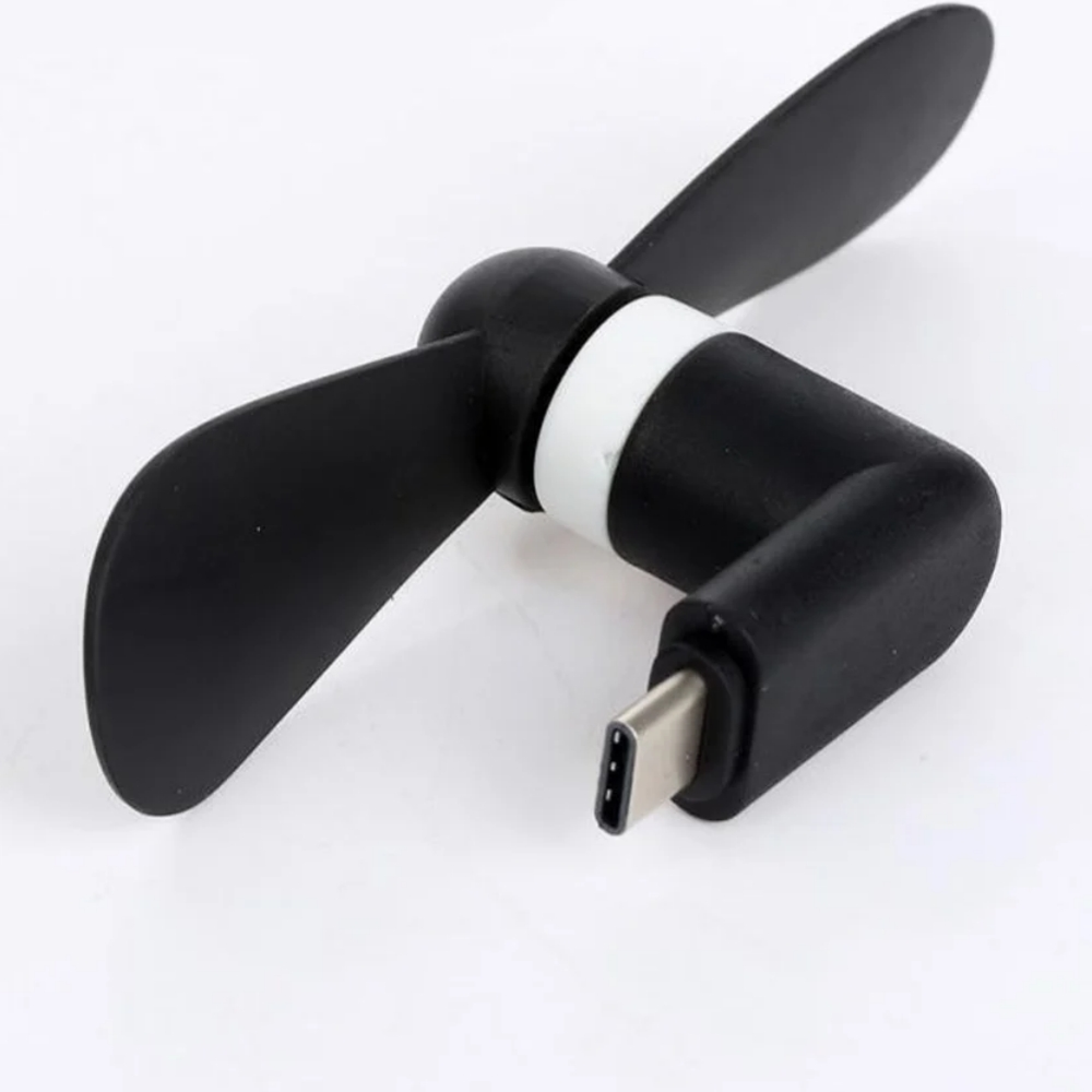 Ein schwarzer Mini-USB-C-Lüfter mit zwei Rotorblättern und einem weißen Ring.