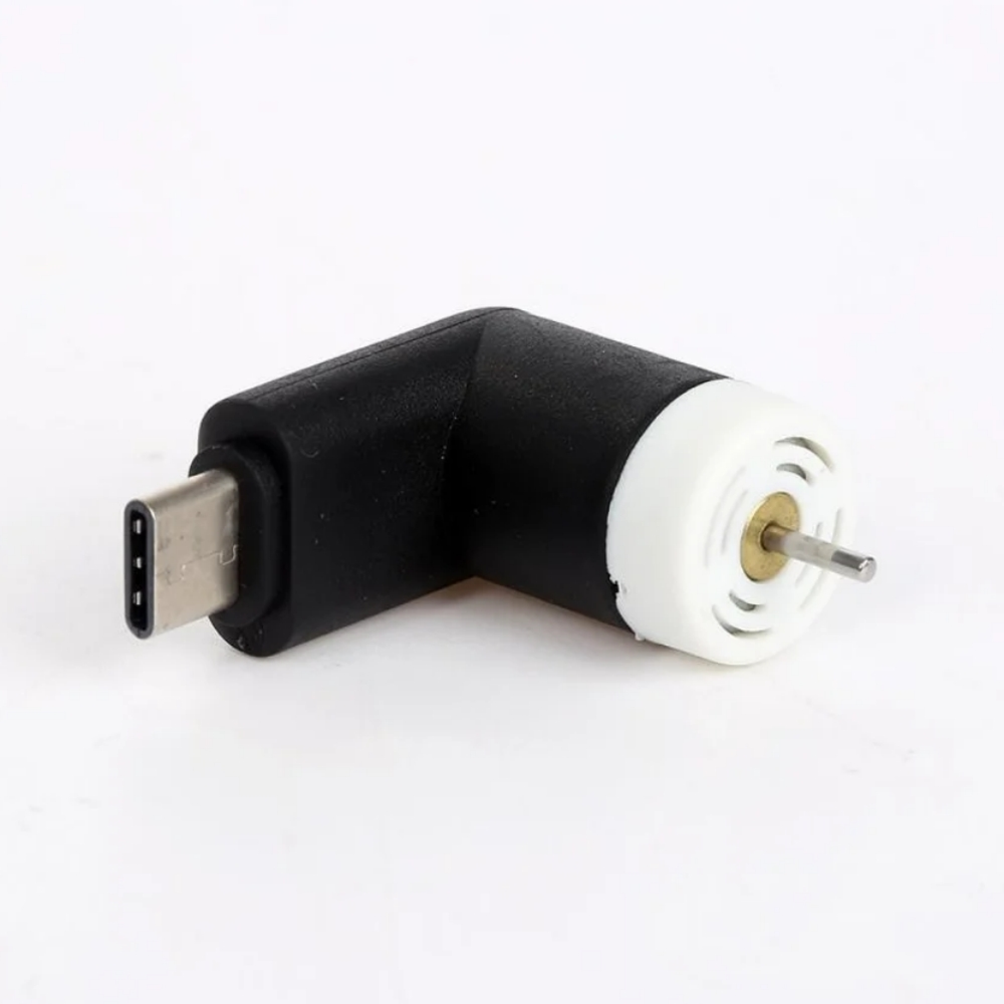 Ein schwarzer USB-C-Stecker ist an einem L-förmigen Adapter mit einem kleinen Motor befestigt.