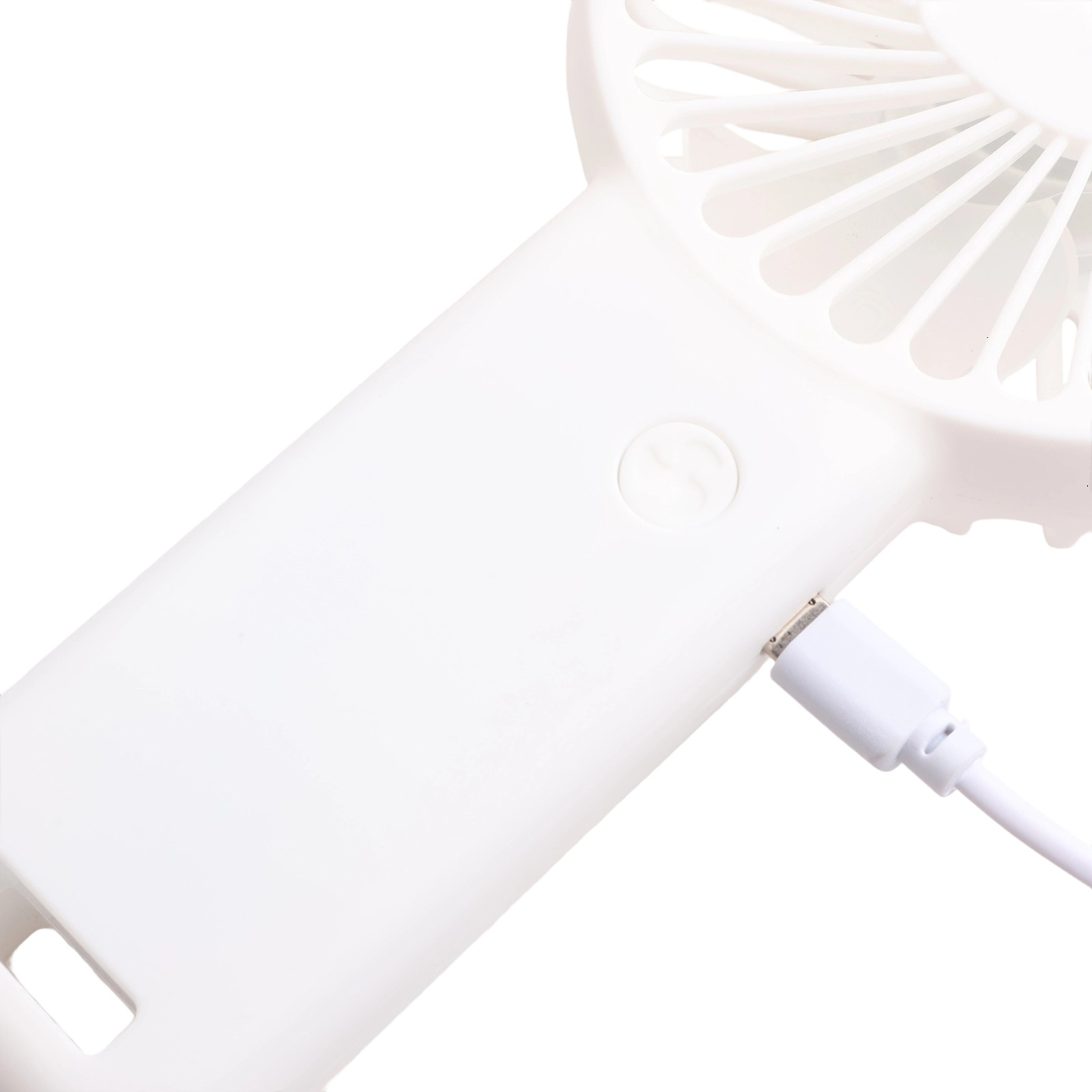 Ein weißer Handventilator mit einem angeschlossenen weißen USB-Kabel.