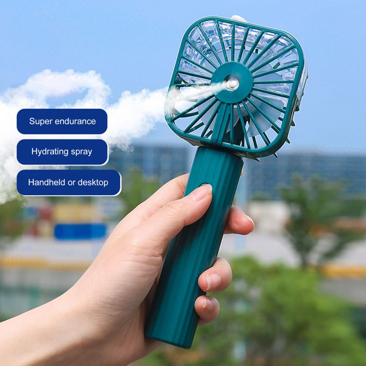 Hand hält einen teal tragbaren Ventilator, der Nebel sprüht, mit Text.