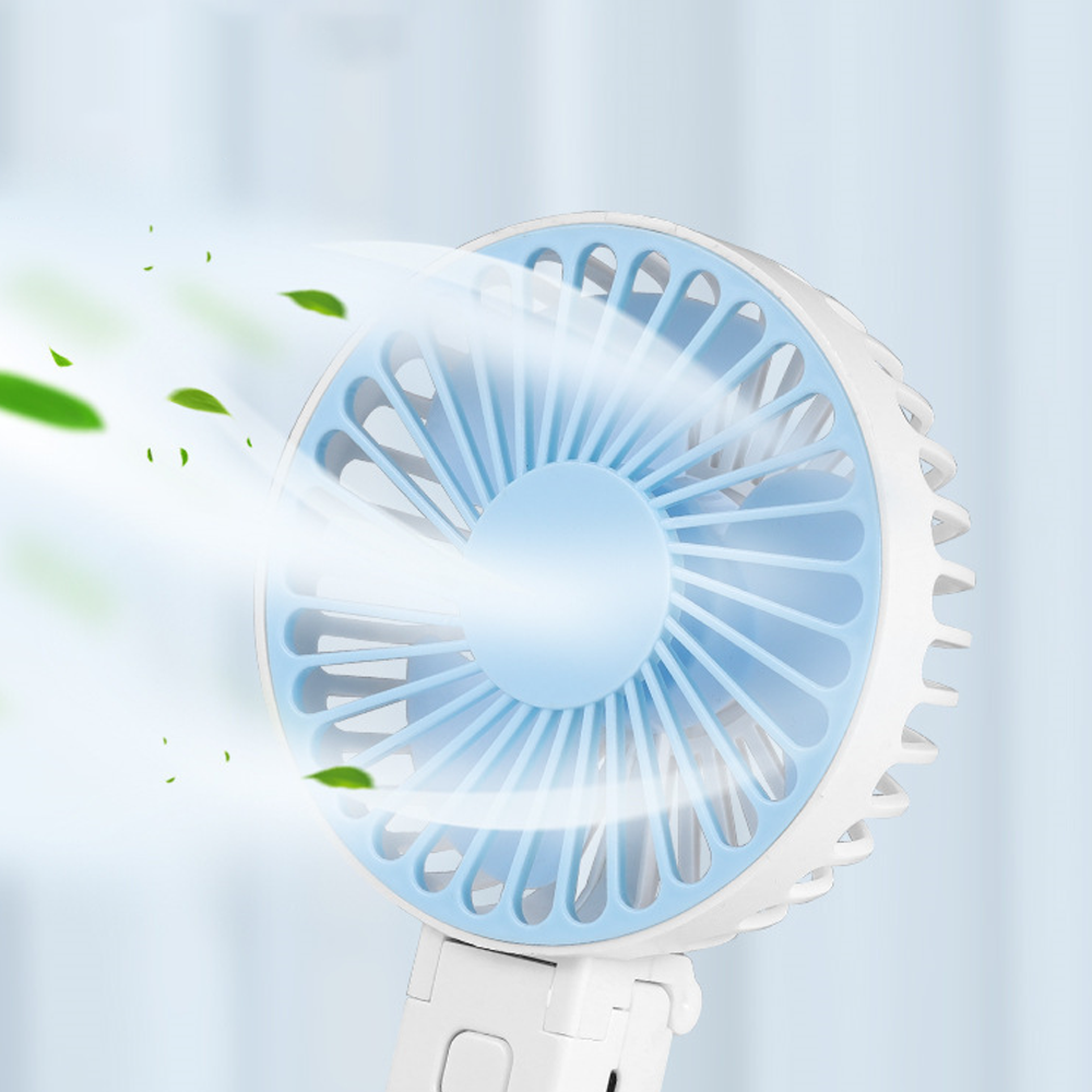 Ein weiß-blauer Ventilator mit wirbelnder Luft und grünen Blättern.