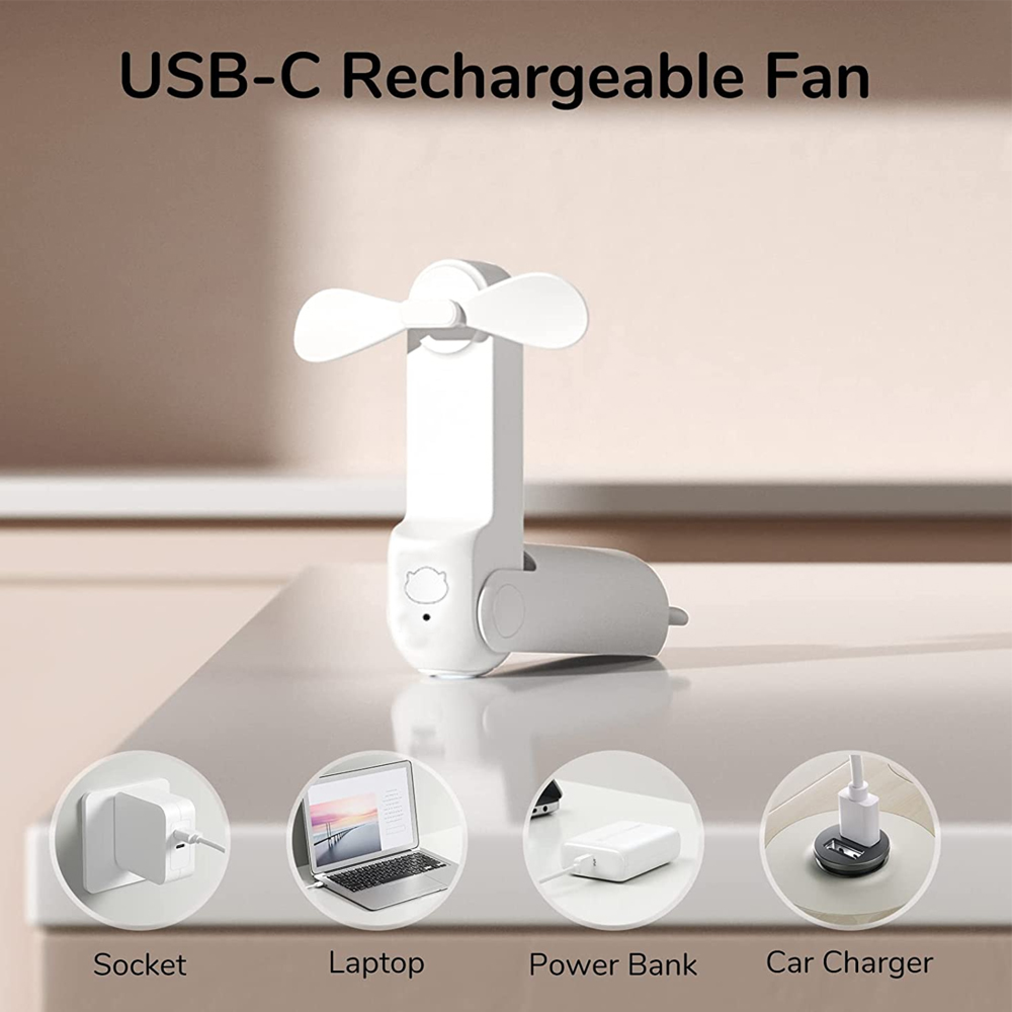 Ein weißer USB-C-Ventilator mit vier Ladeoptionen: Steckdose, Laptop, Powerbank, Autoladegerät.