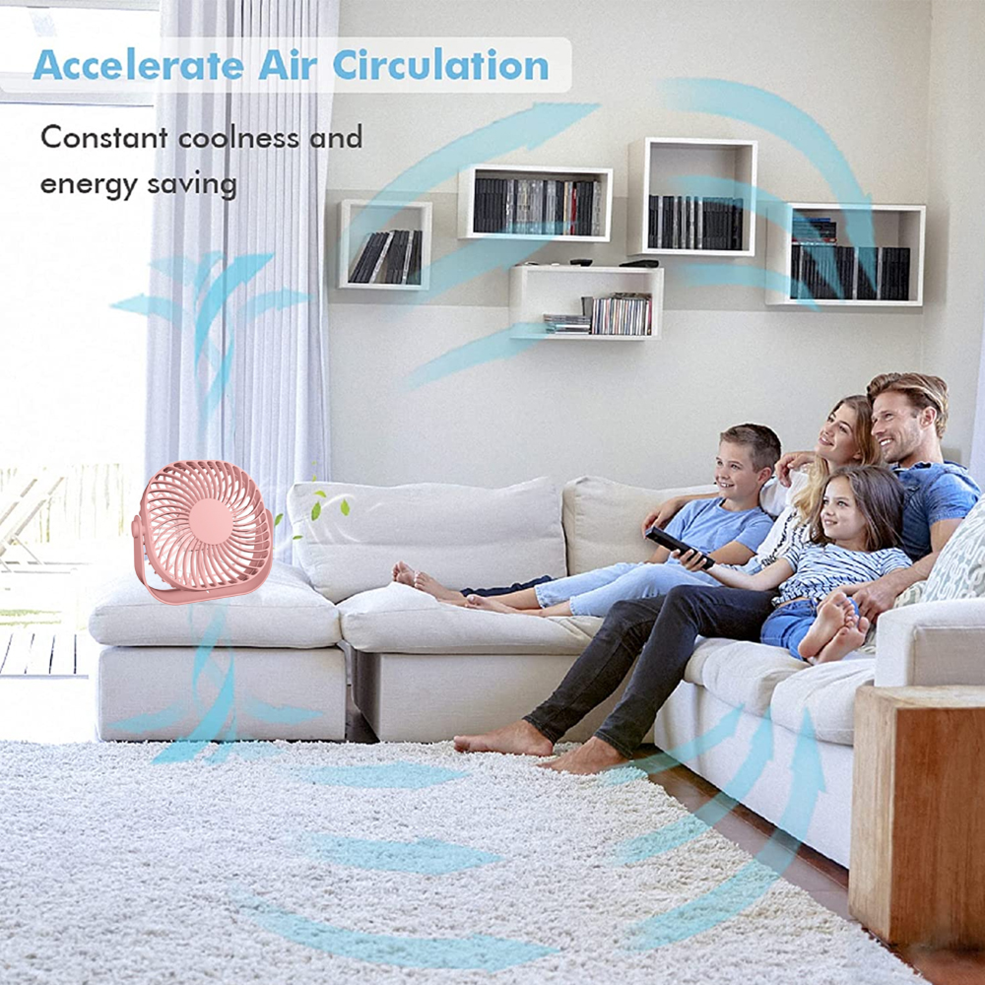 Eine Familie entspannt sich auf einem Sofa, während ein kleiner Ventilator Luftzirkulation erzeugt.