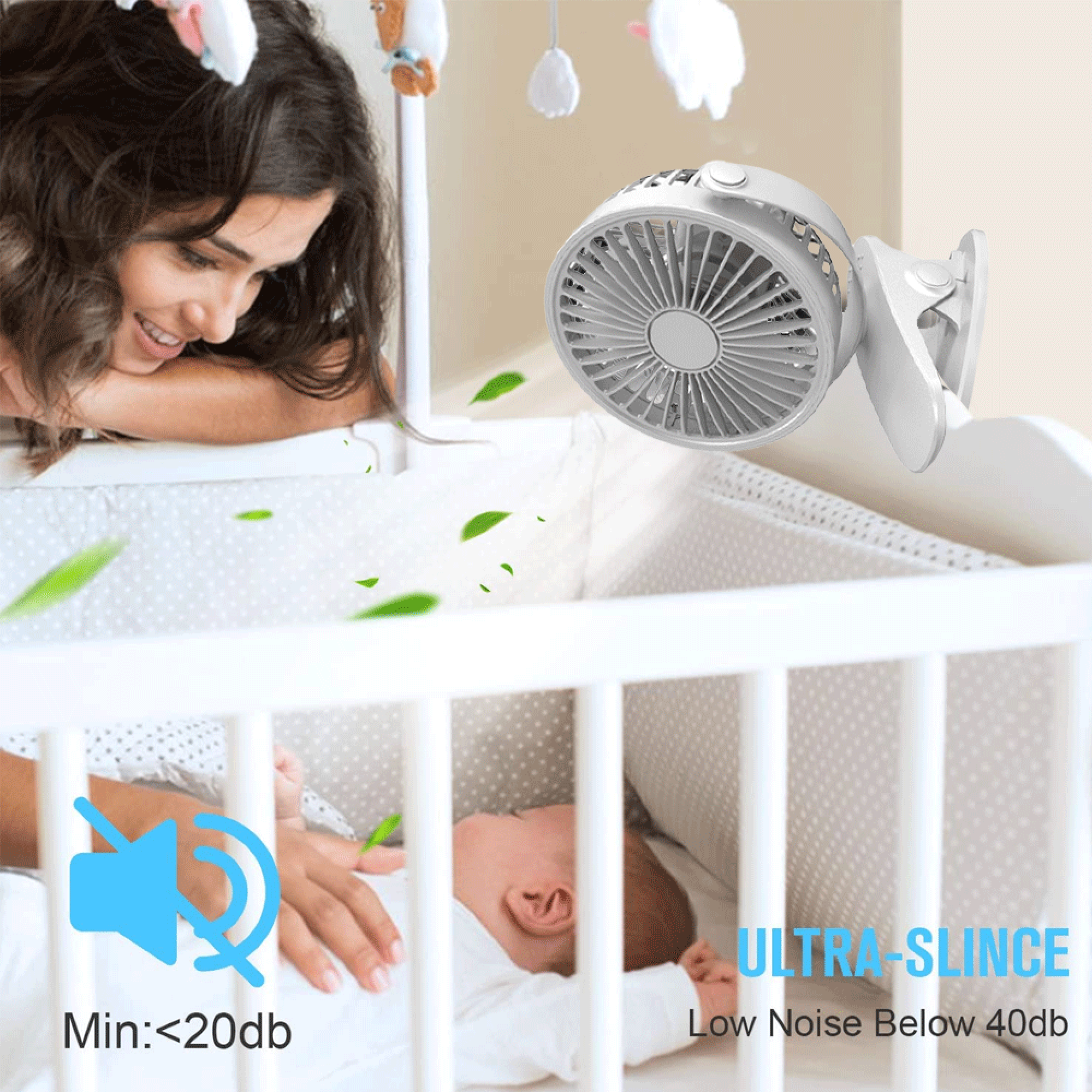 Eine Frau schaut auf ein Baby im Kinderbett, ein Ventilator ist befestigt.