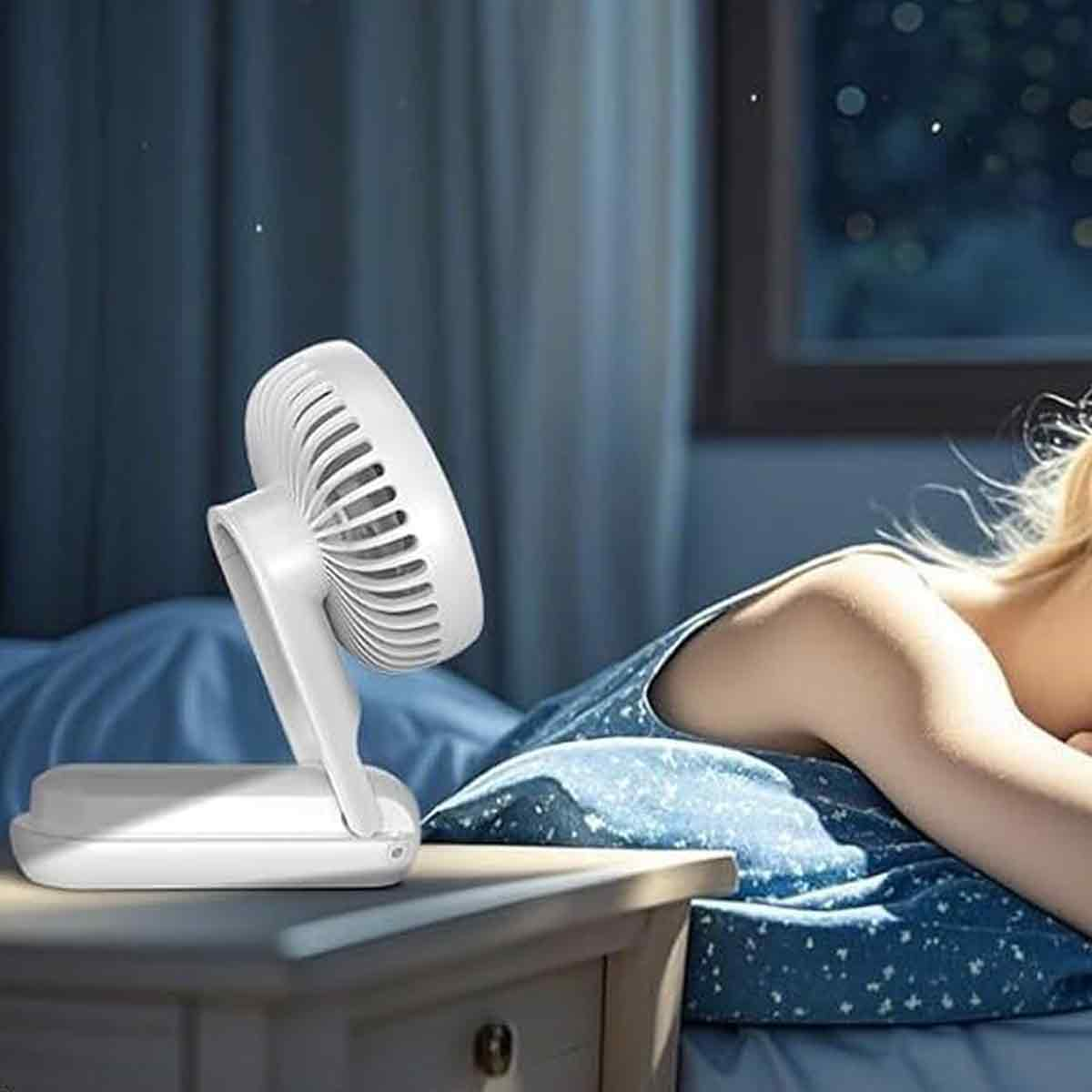 Ein weißer Ventilator steht auf einem Nachttisch neben einer schlafenden Person.