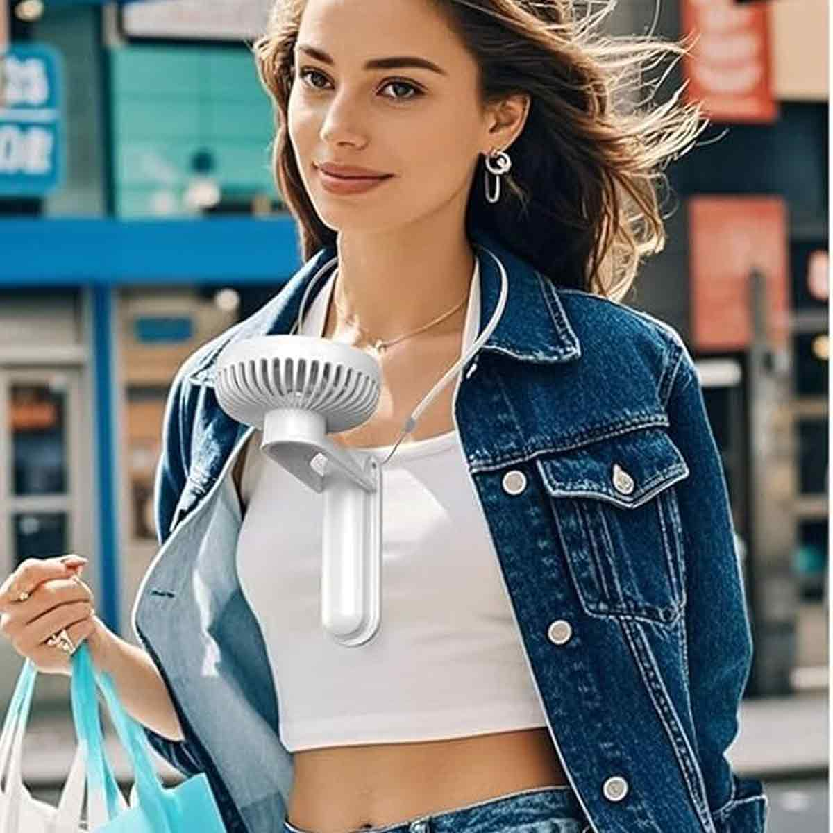 Frau mit Halsventilator und Einkaufstaschen, Jeansjacke, weißes Top.