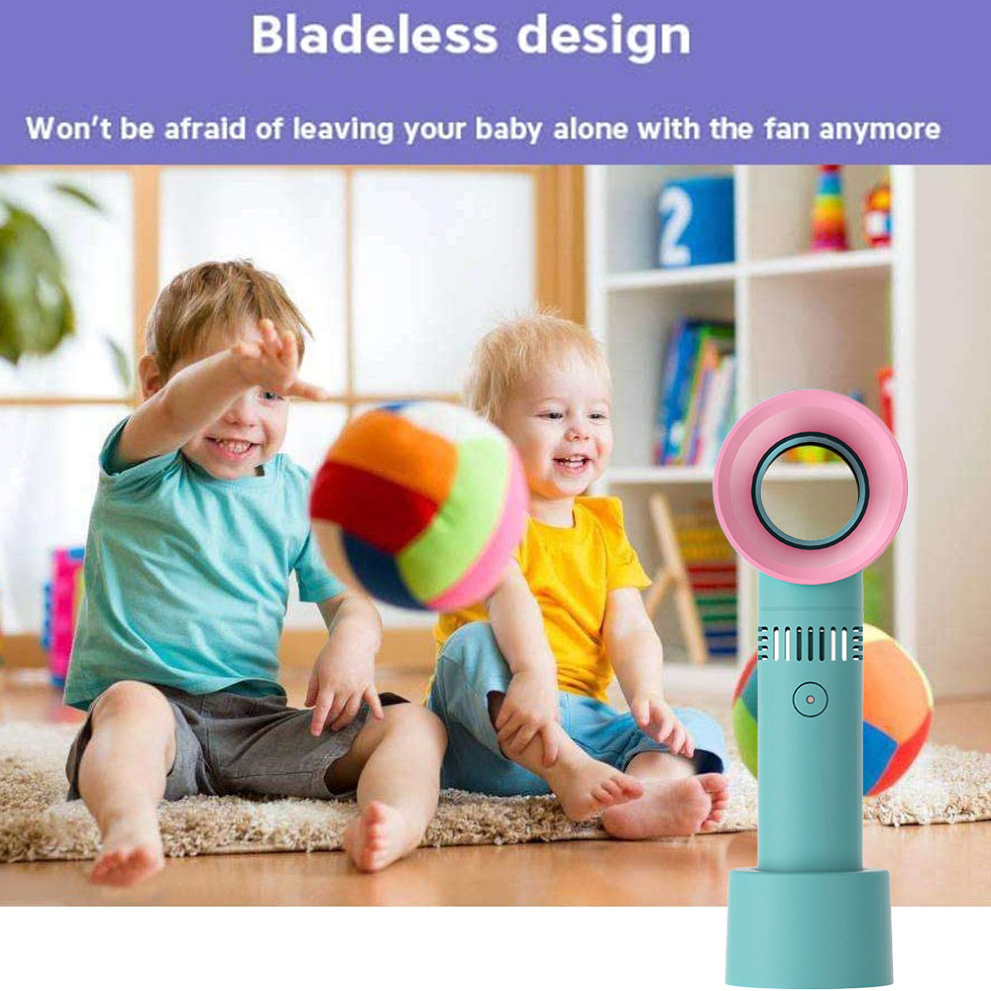 Zwei lächelnde Kinder sitzen auf einem Teppich, ein Ball liegt dazwischen. Ein türkiser Ventilator steht rechts.