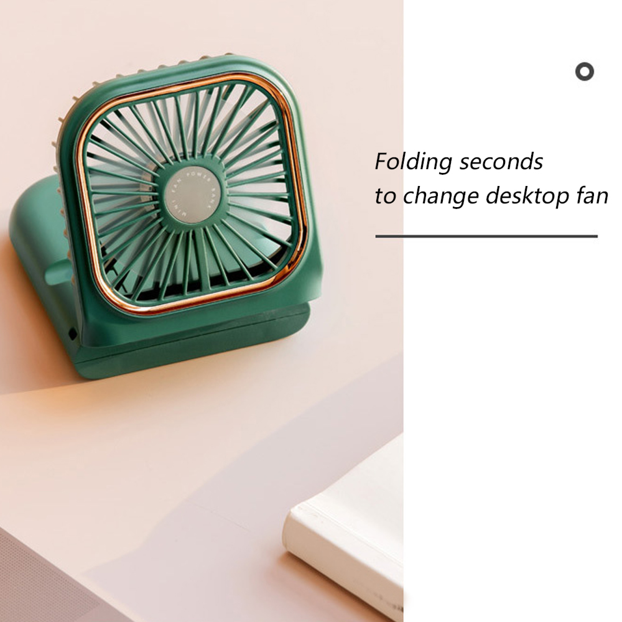 Ein kleiner grüner und goldener Ventilator steht auf einer hellen Oberfläche.