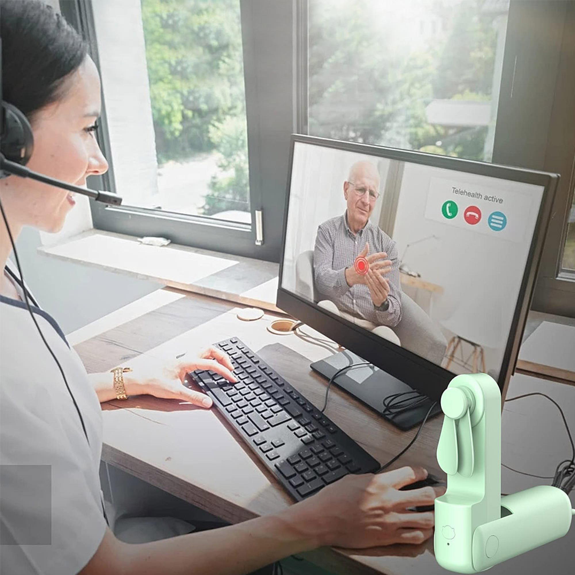 Frau mit Headset tippt während Telehealth-Anruf mit älterem Mann in die Tastatur.