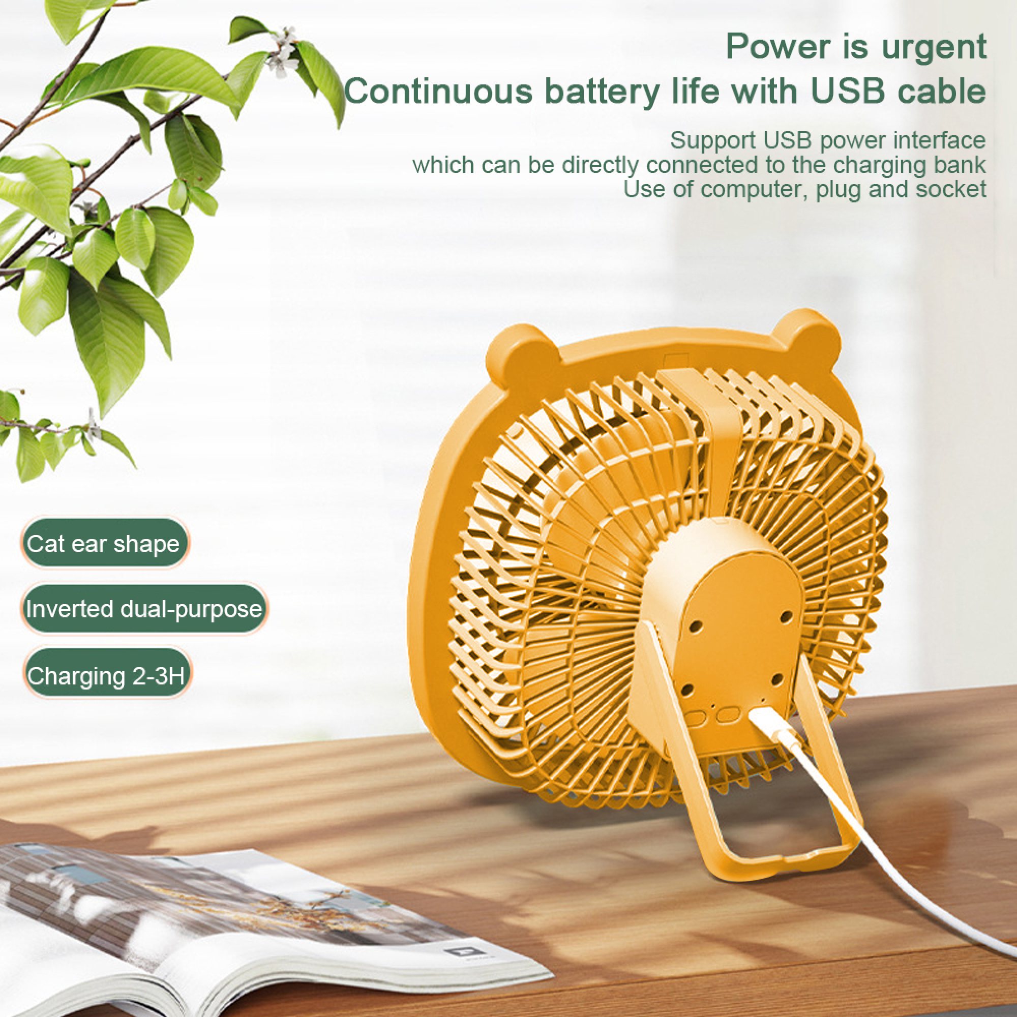 Ein gelber Katzenohren-Ventilator mit USB-Kabel steht auf einem Holztisch.